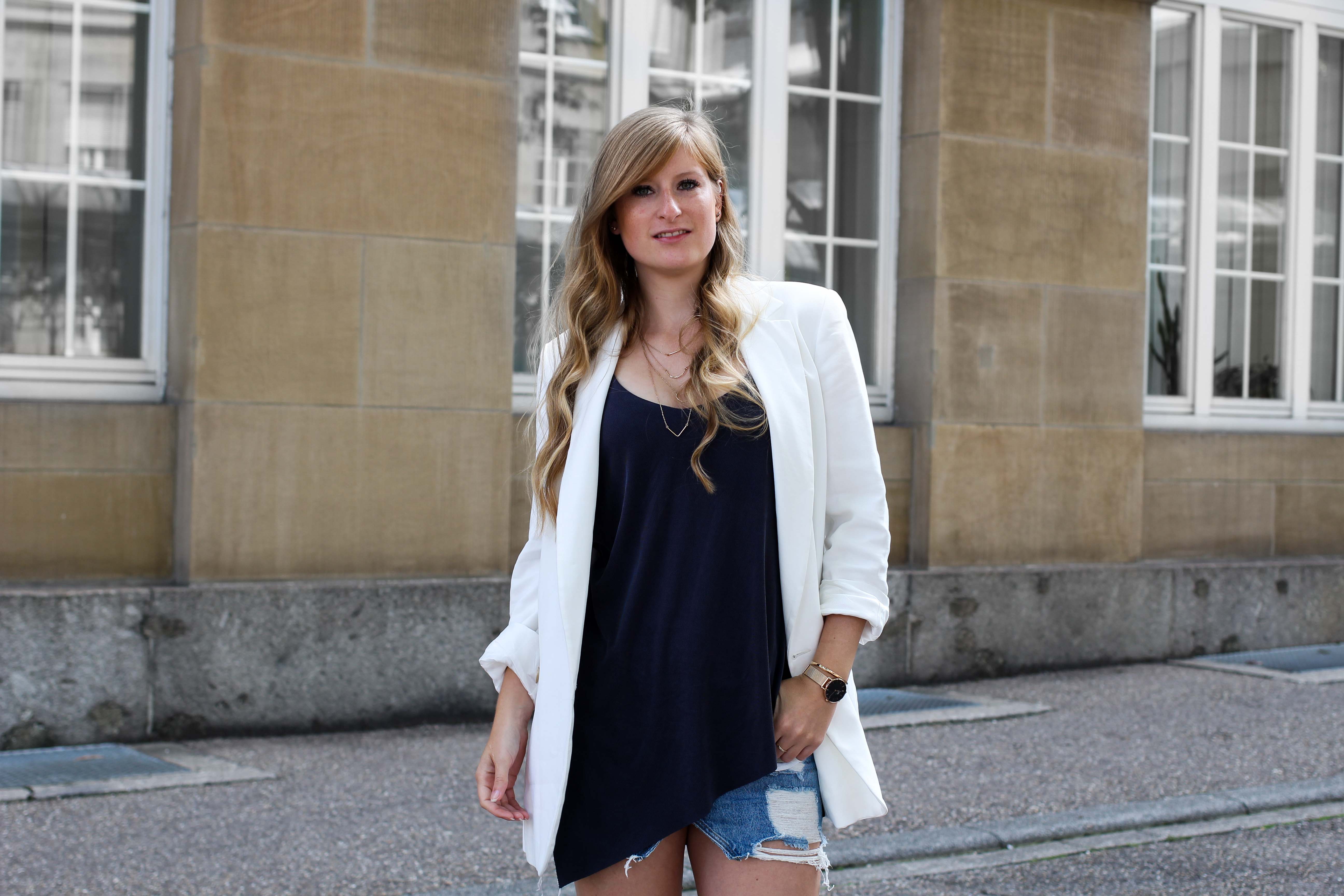 Spätsommeroutfit Zara Jeansrock kombinieren weißer Longblazer Zara Modeblog Streetstyle Outfit Karlsruhe