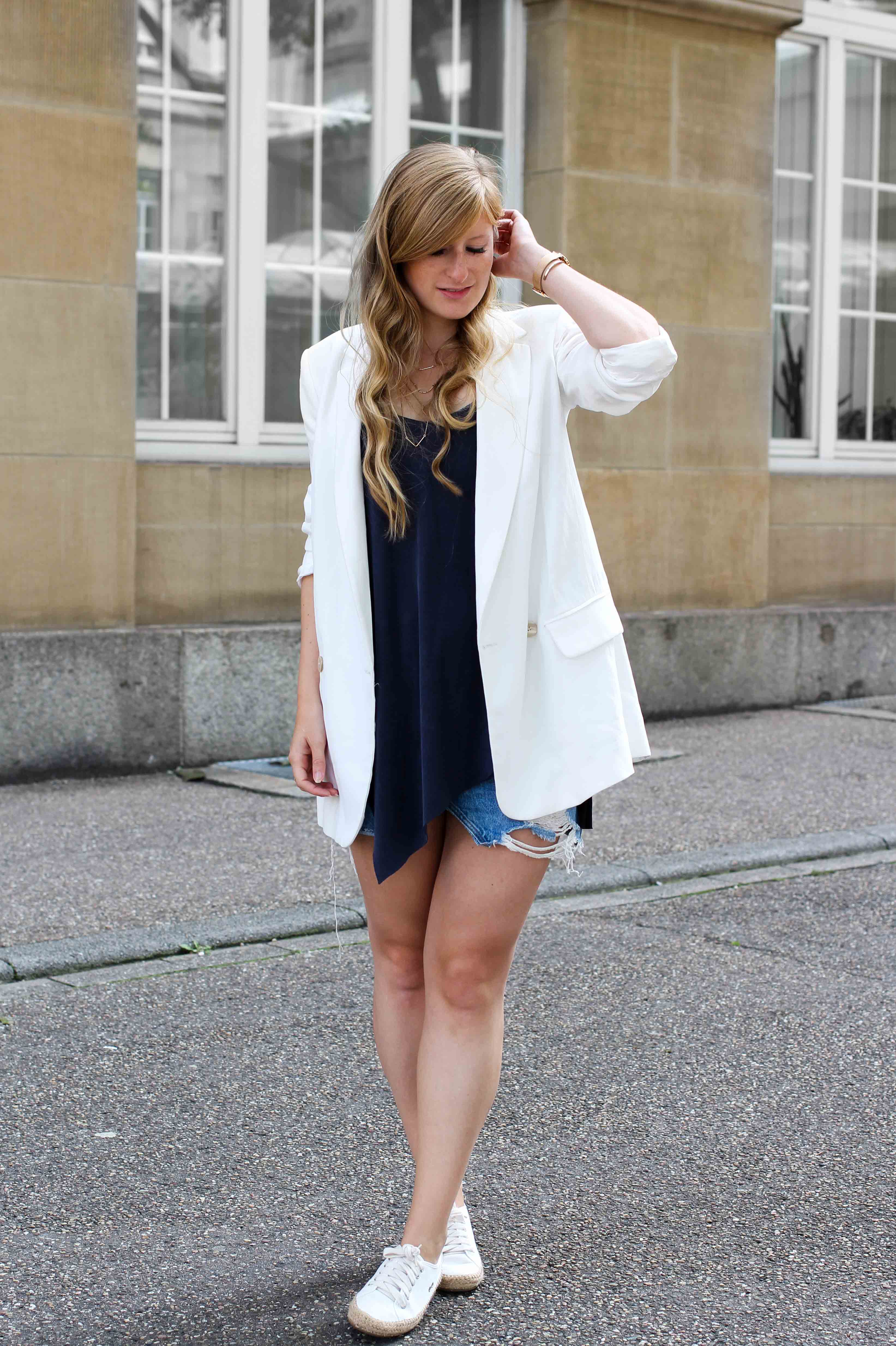 Spätsommeroutfit Zara Jeansrock kombinieren weißer Longblazer Zara Modeblog Streetstyle Outfit Karlsruhe