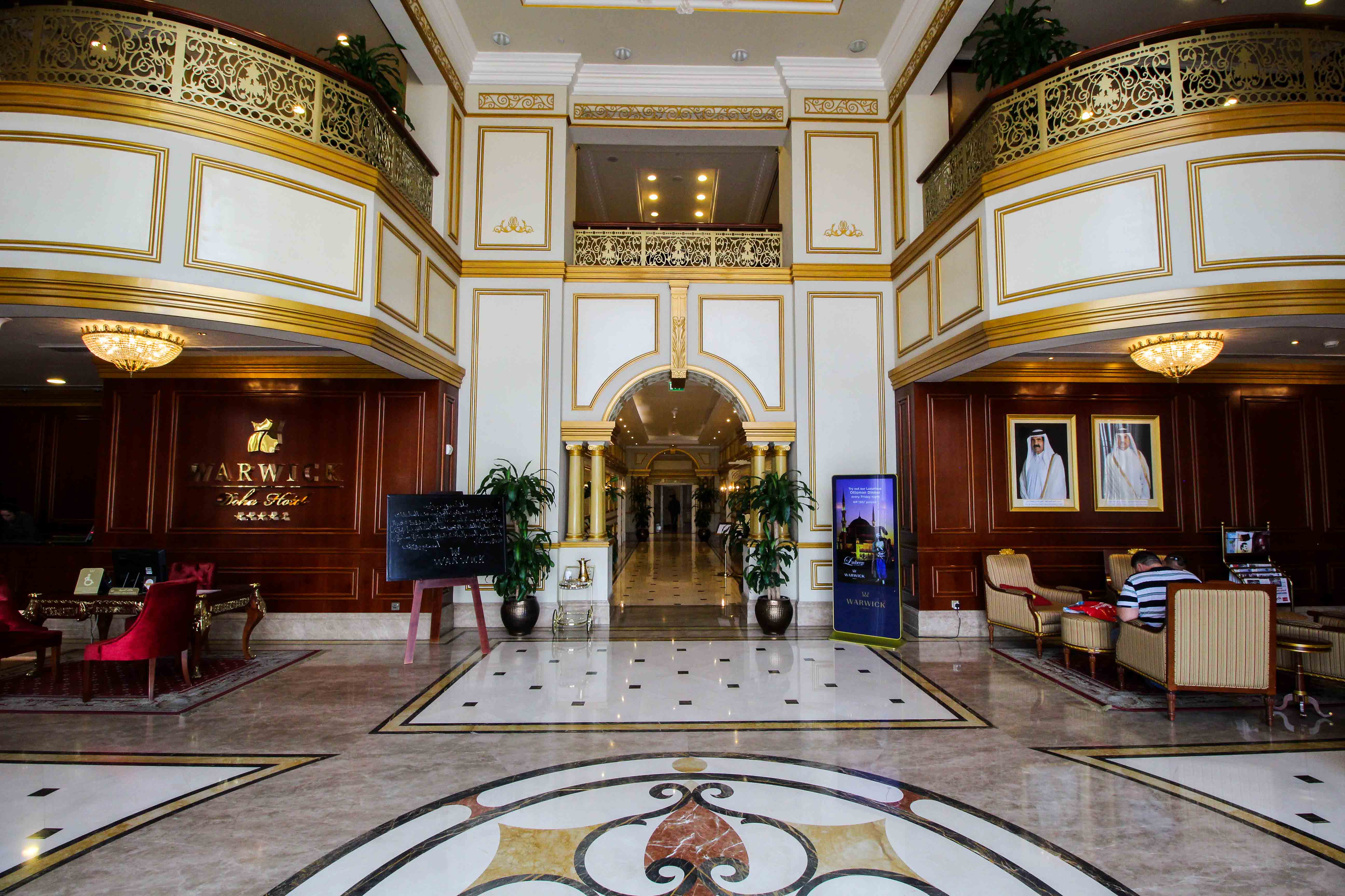 Warwick Hotel Doha Eingangshalle Gold Luxushotel 5 Sterne Hotel Katar Qatar Reiseblog 