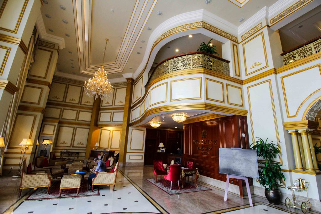 Warwick Hotel Doha Eingangshalle Gold Luxushotel 5 Sterne Hotel Qatar Reiseblog 3