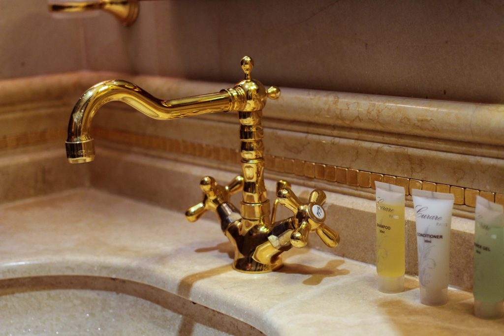 Warwick Hotel Doha Katar Executive Room Badezimmer goldener Wasserhan Luxushotel 5 Sterne Hotel Qatar Reiseblog