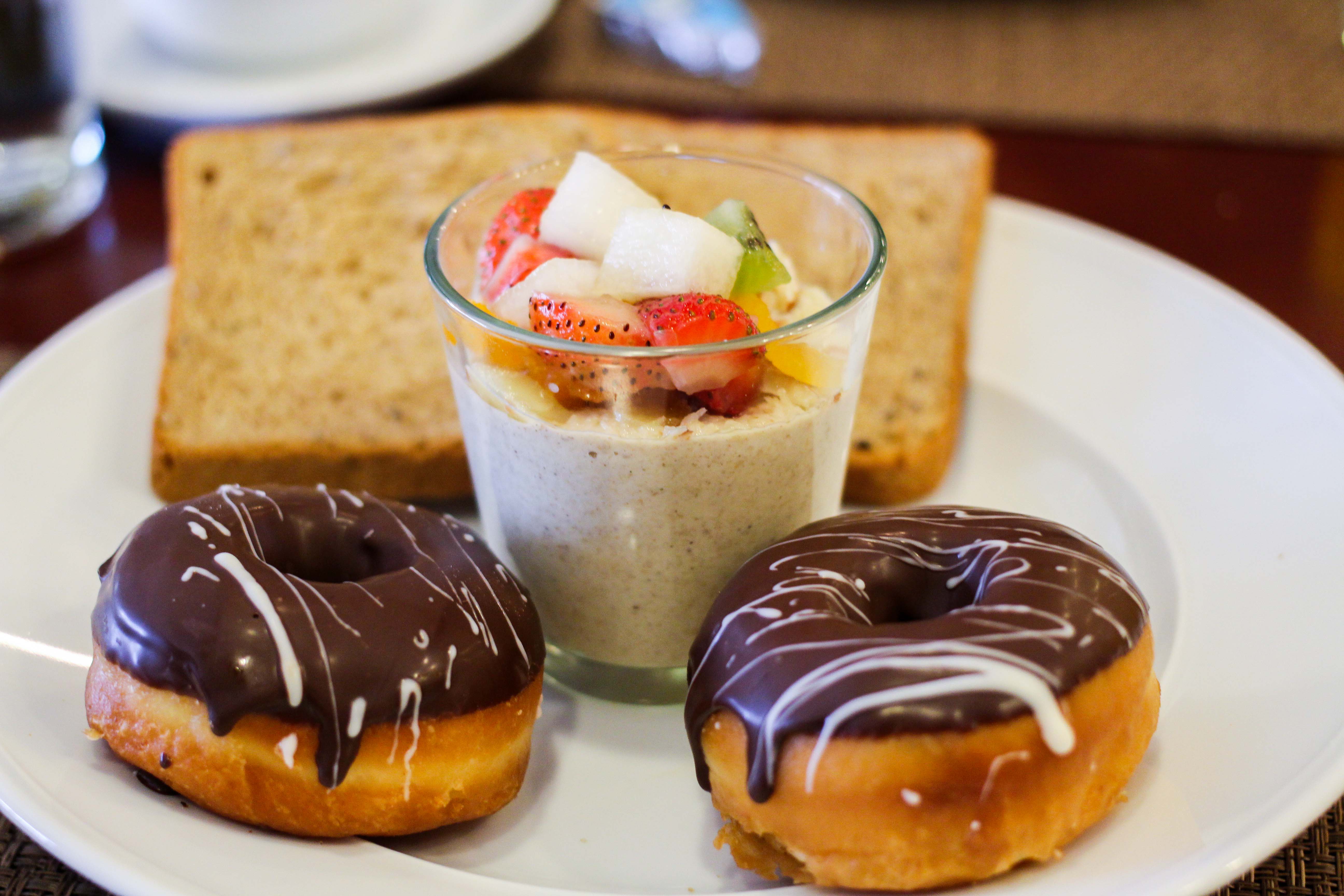 Warwick Hotel Doha Restaurant Frühstück Donut Luxushotel 5 Sterne Hotel Katar Qatar Reiseblog