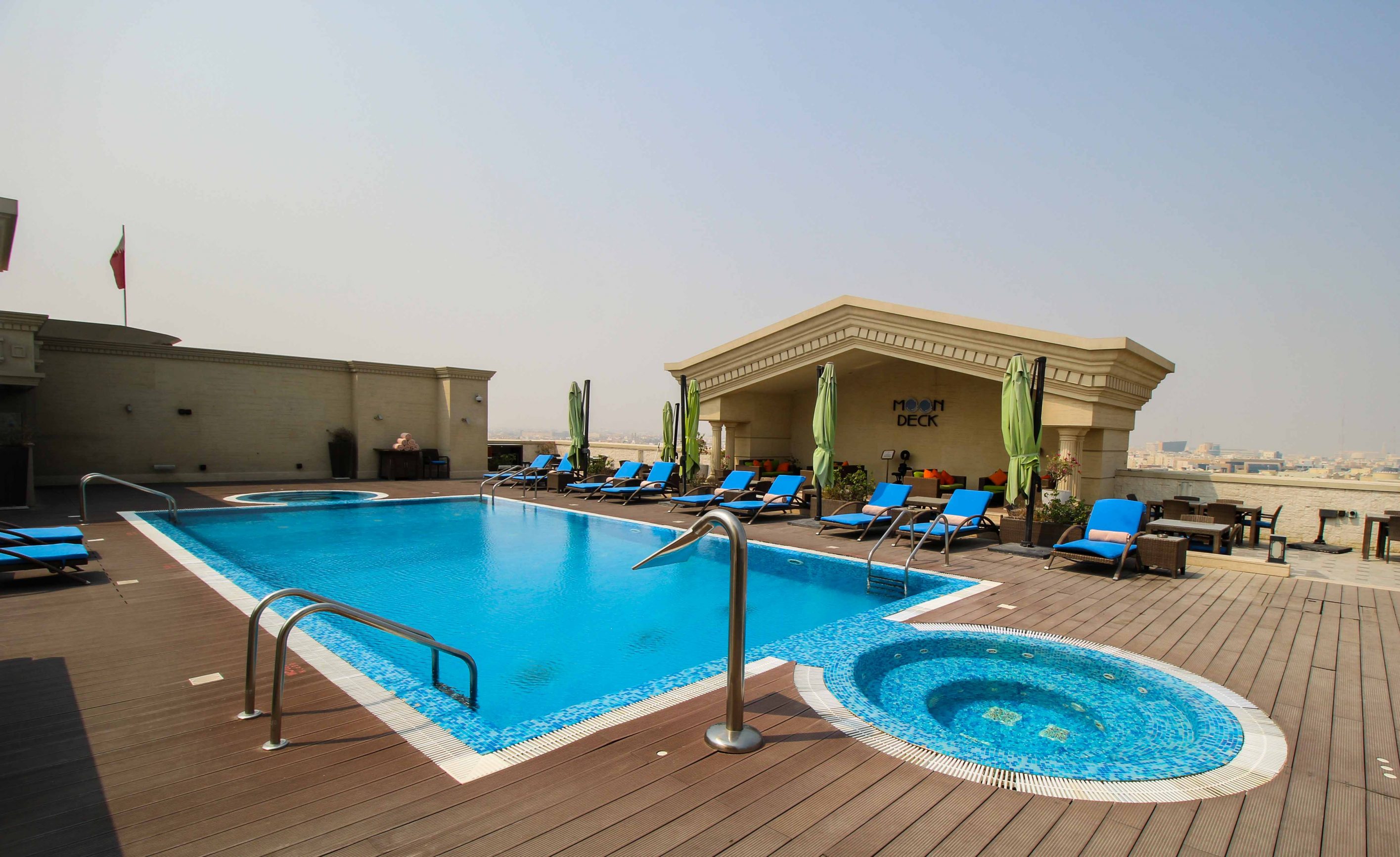 Warwick Hotel Doha Rooftop Pool Luxushotel 5 Sterne Hotel Qatar Reiseblog
