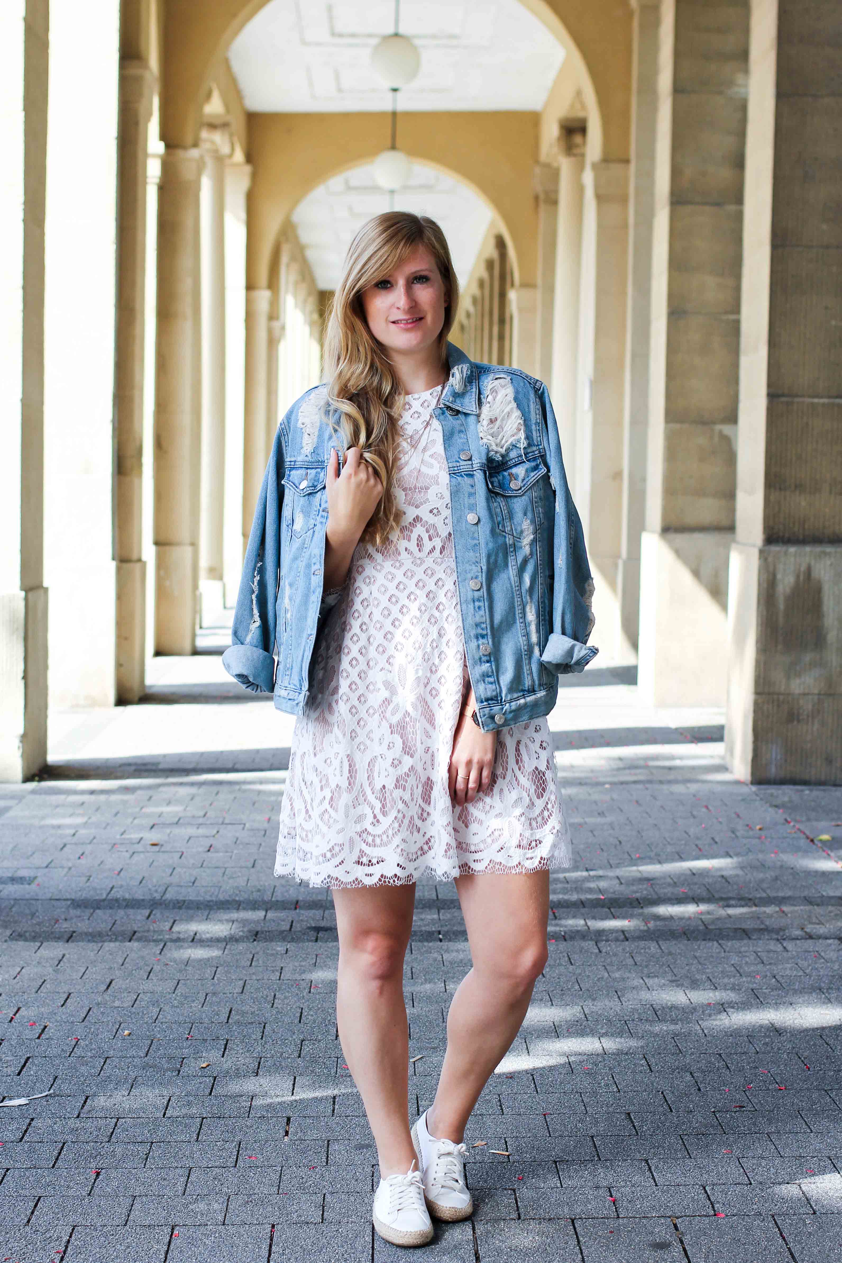 Weißes Spitzenkleid kombinieren Zerrissene Jeansjacke Ripped Sommerschuhe Streetstyle Karlsruhe Modeblog Outfit 1