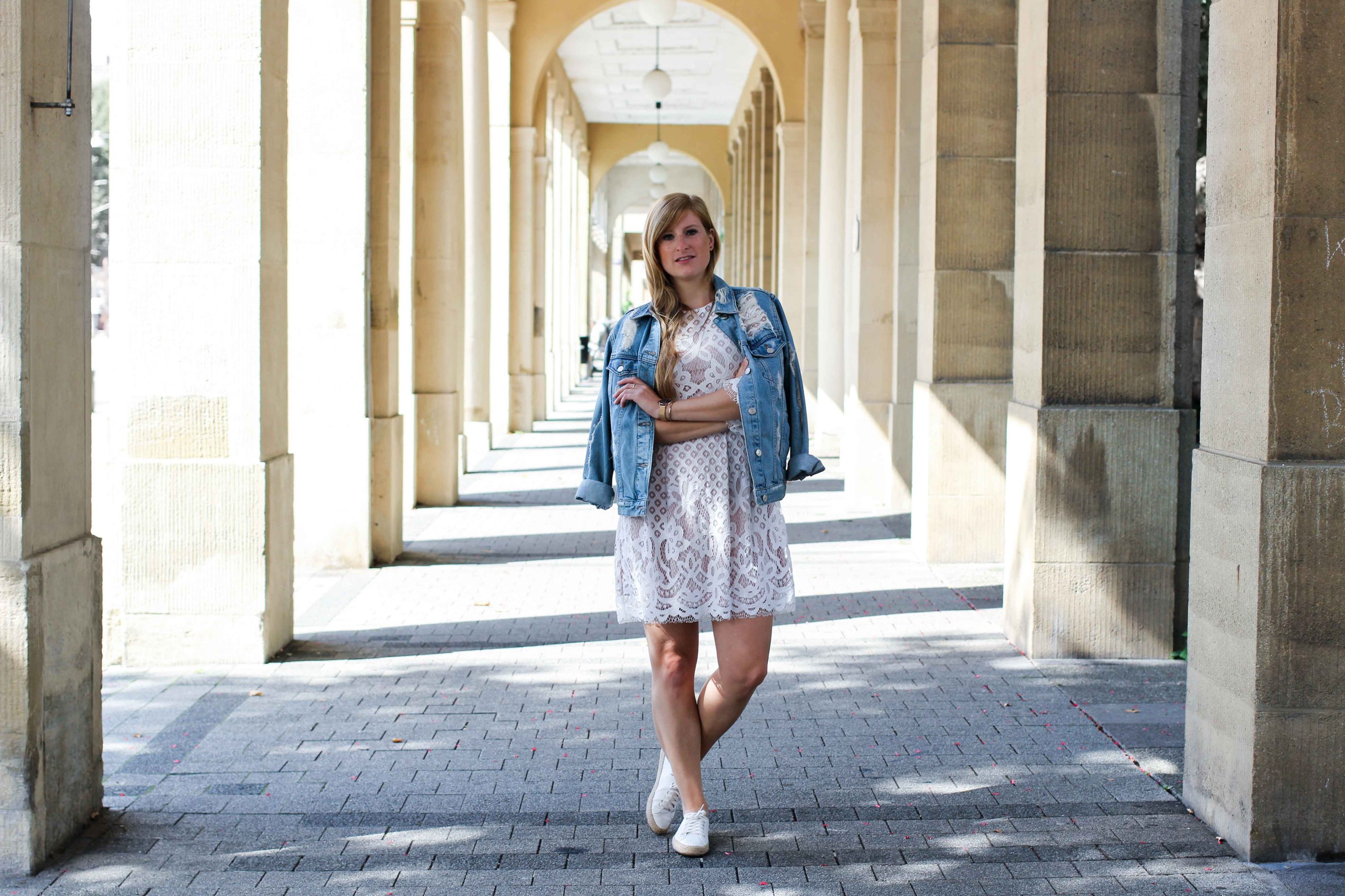 Weißes Spitzenkleid kombinieren Zerrissene Jeansjacke Ripped Sommerschuhe Streetstyle Karlsruhe Modeblog Outfit