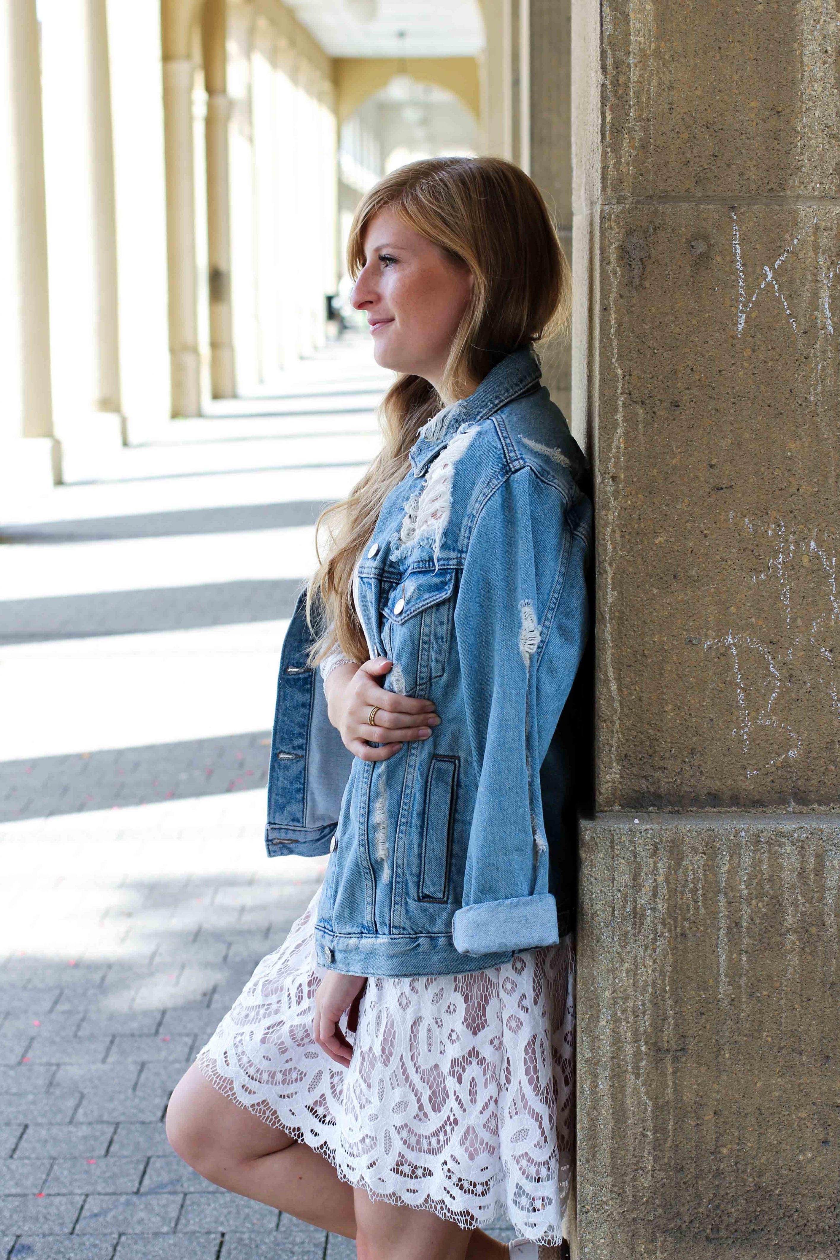 Weißes Spitzenkleid kombinieren Zerrissene Jeansjacke Ripped Sommerschuhe Streetstyle Karlsruhe Modeblog Outfit 5