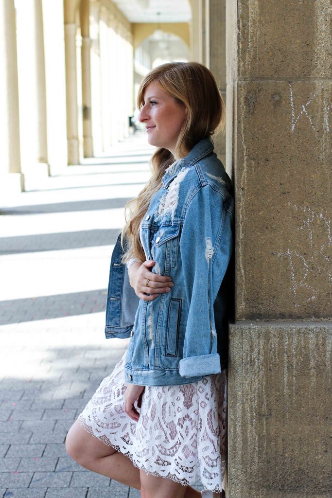 Weißes Spitzenkleid kombinieren Zerrissene Jeansjacke Ripped Sommerschuhe Streetstyle Karlsruhe Modeblog Outfit 5