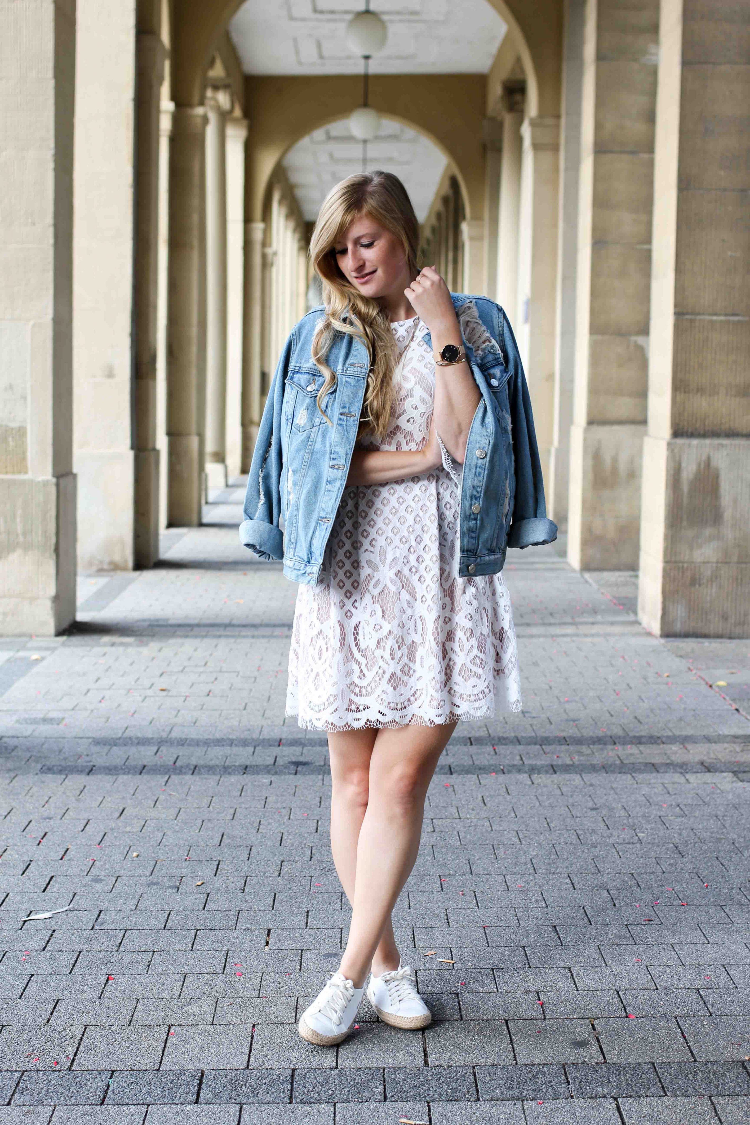 Weißes Spitzenkleid kombinieren Zerrissene Jeansjacke Ripped Sommerschuhe Streetstyle Karlsruhe Modeblog Outfit 6