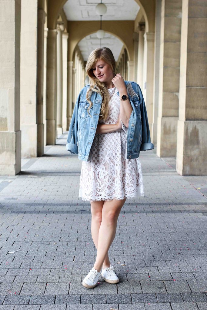 Weißes Spitzenkleid kombinieren Zerrissene Jeansjacke Ripped Sommerschuhe Streetstyle Karlsruhe Modeblog Outfit