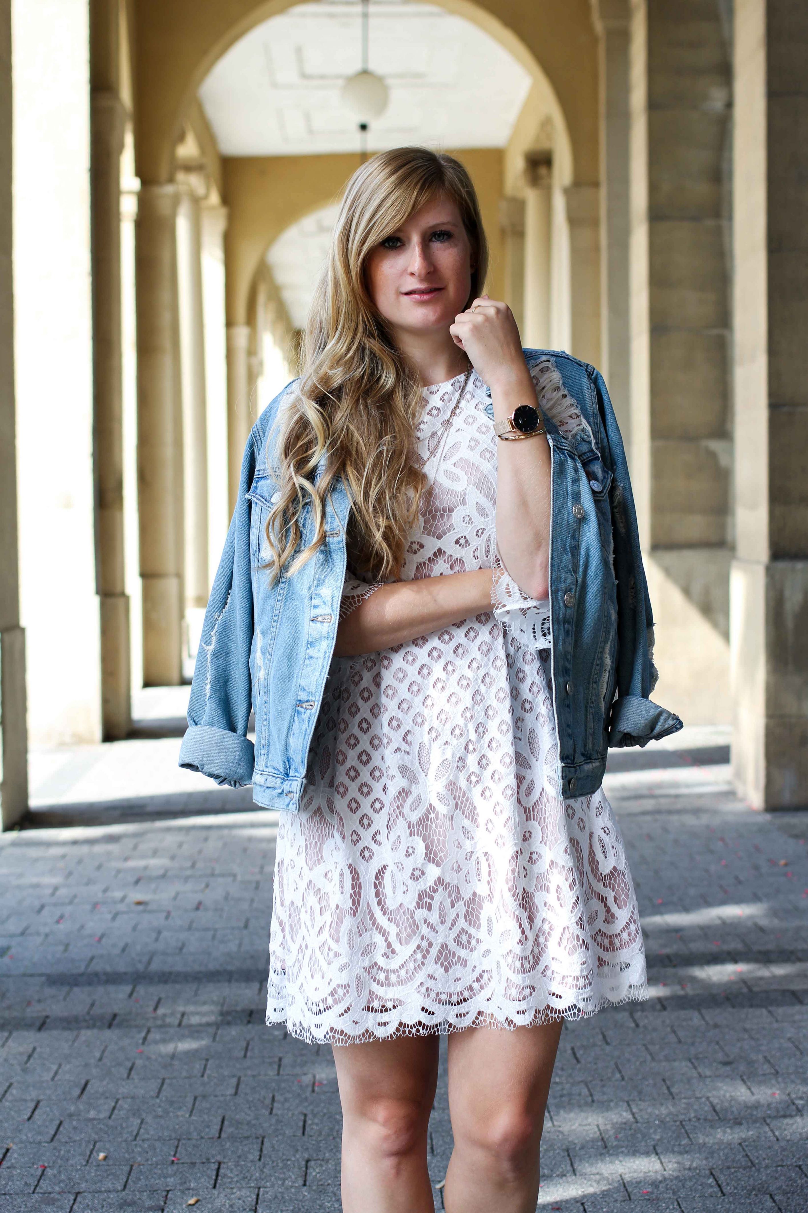 Weißes Spitzenkleid kombinieren Zerrissene Jeansjacke Ripped Streetstyle Karlsruhe Modeblog Outfit 7