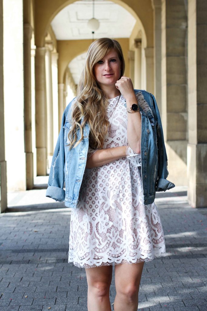 Weißes Spitzenkleid kombinieren Zerrissene Jeansjacke Ripped Streetstyle Karlsruhe Modeblog Outfit 7