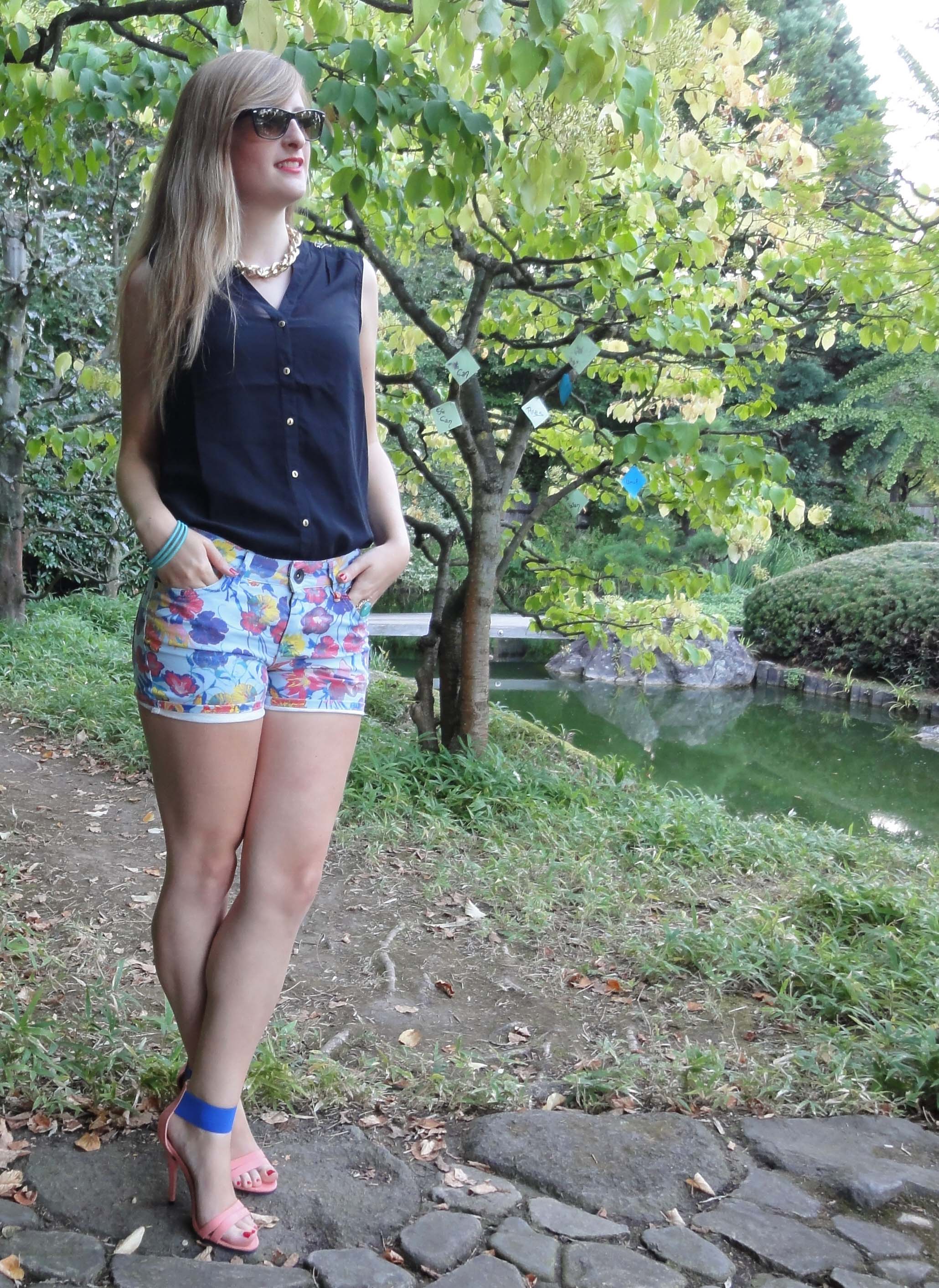 Bunte Hotpants Print Muster colofur Hot Pants kombinieren rosa blau Highheels schwarze Bluse Modeblog Bonn Rheinaue 4