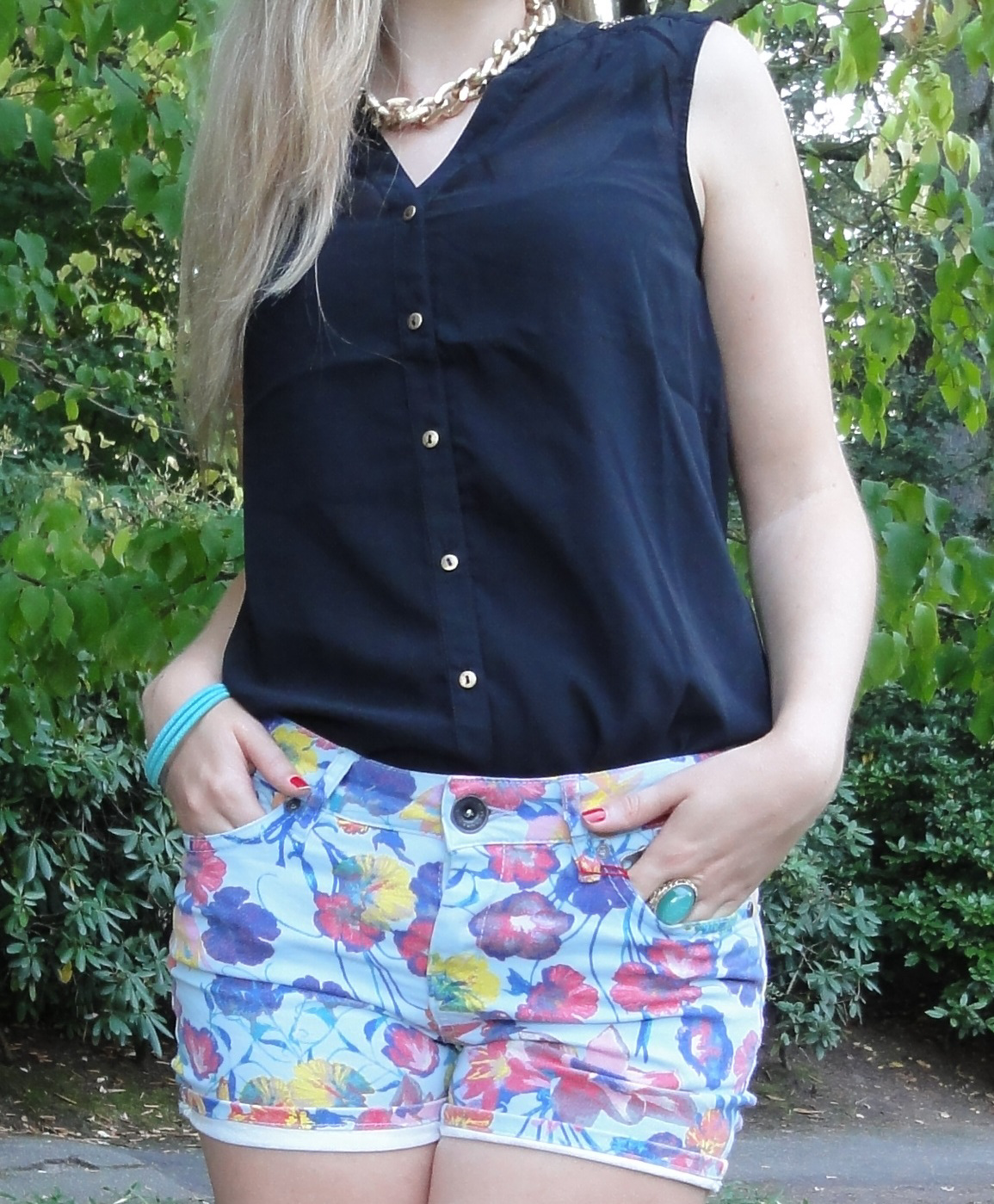 Bunte Hotpants Print Muster colofur Hot Pants kombinieren rosa blau Highheels schwarze Bluse Modeblog Bonn Rheinaue 4