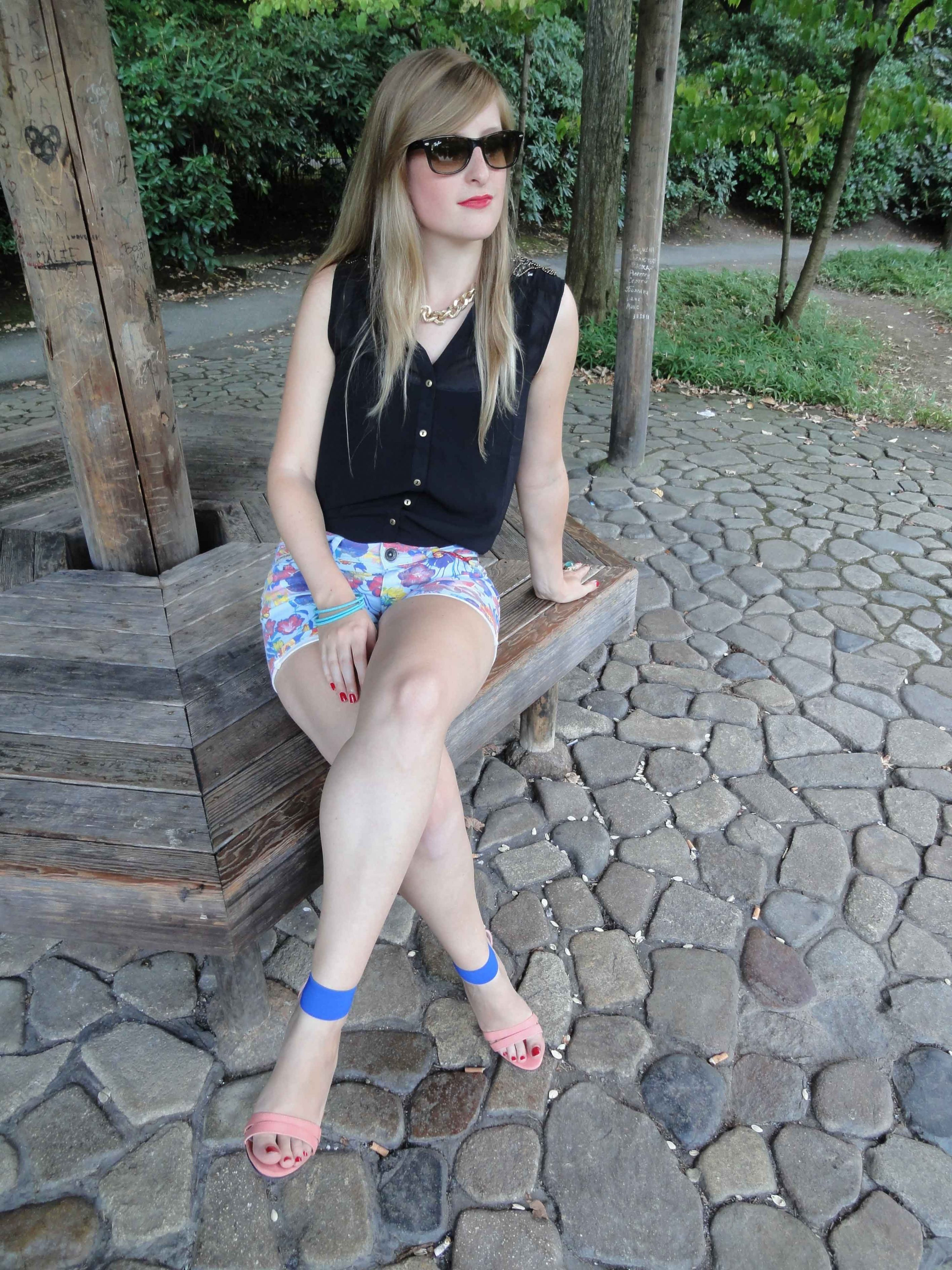 Bunte Hotpants Print Muster colofur Hot Pants kombinieren rosa blau Highheels schwarze Bluse Modeblog Bonn Rheinaue 3