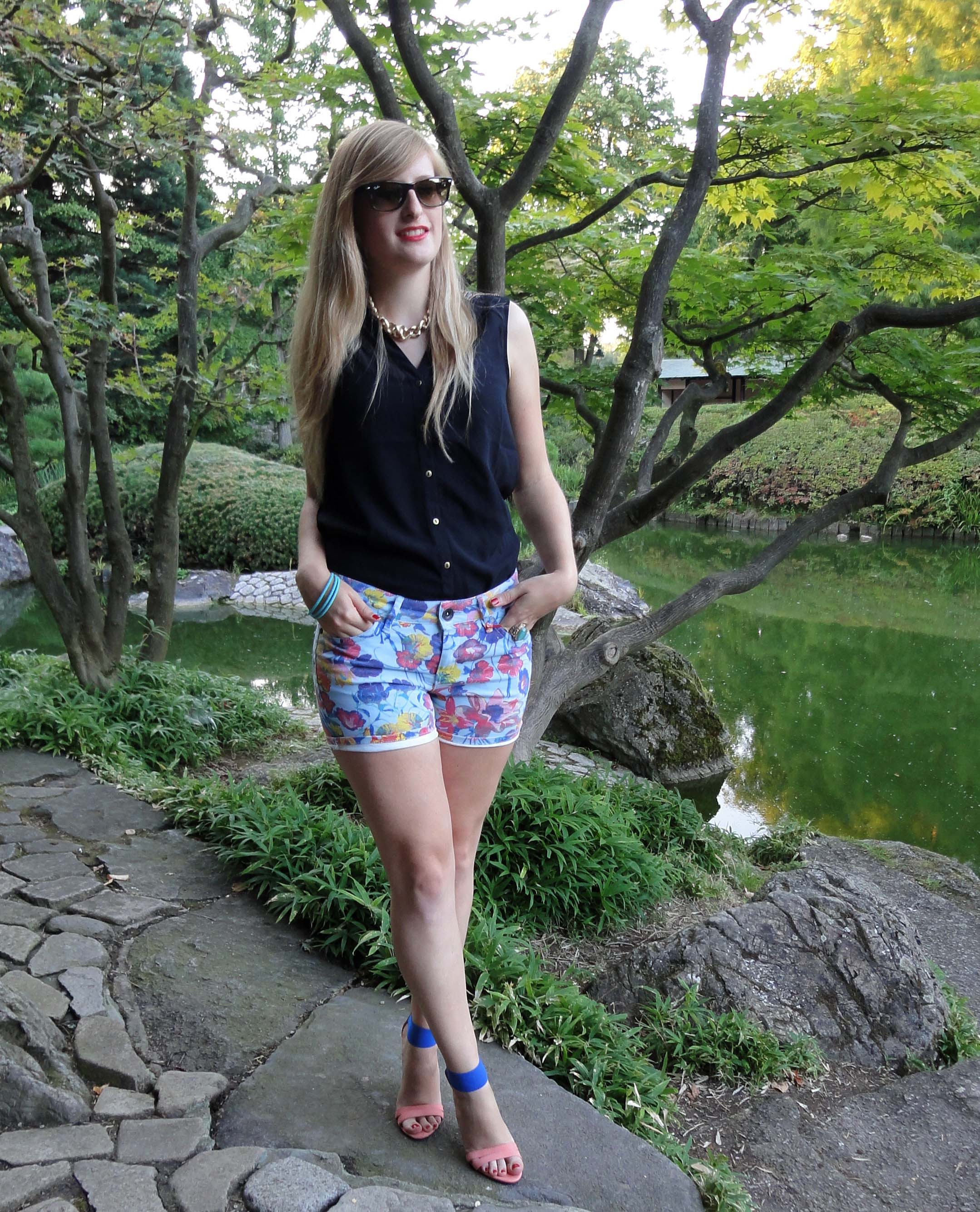 Bunte Hotpants Print Muster colofur Hot Pants kombinieren rosa blau Highheels schwarze Bluse Modeblog Bonn Rheinaue 4