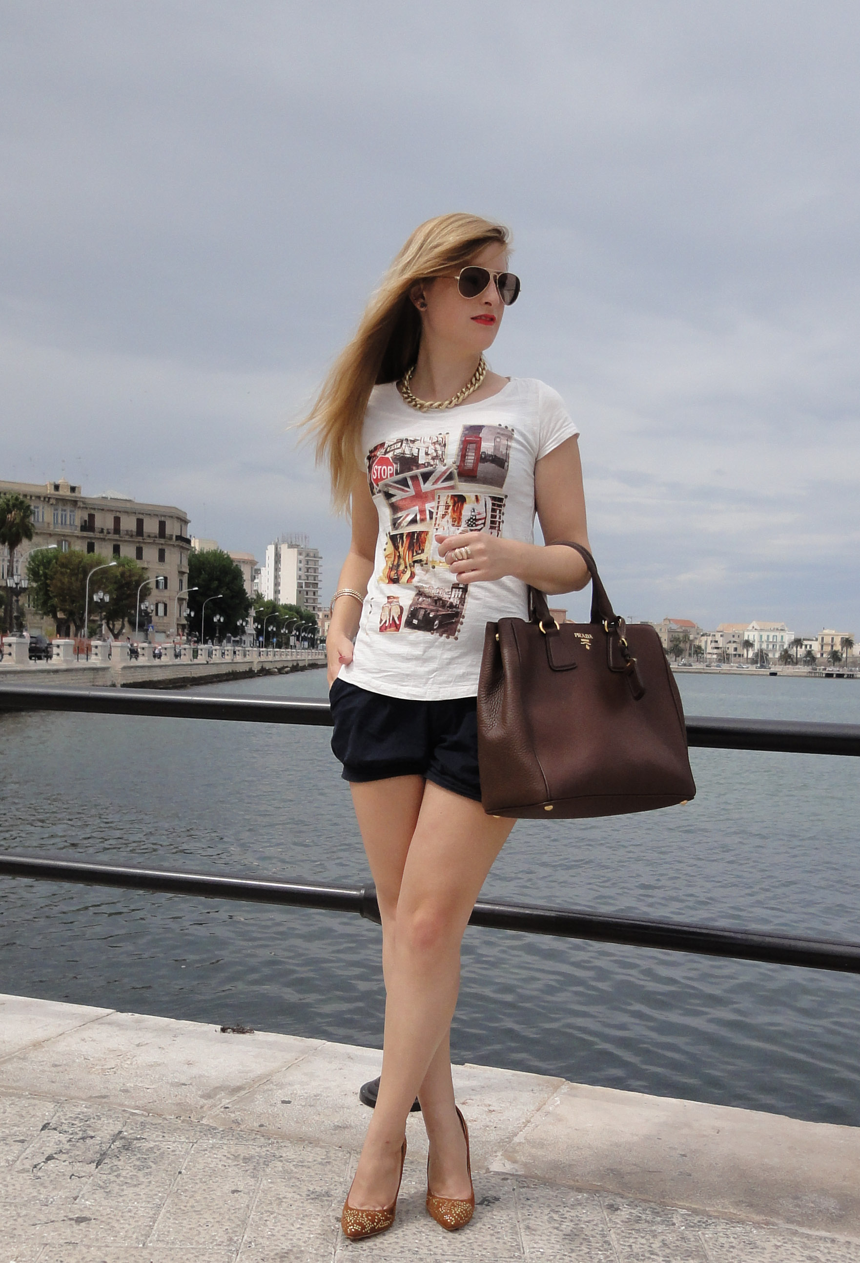 Casual Streetstyle Look printed Shirt Hotpants Heels Bari Italien braune Prada Tasche Modeblog