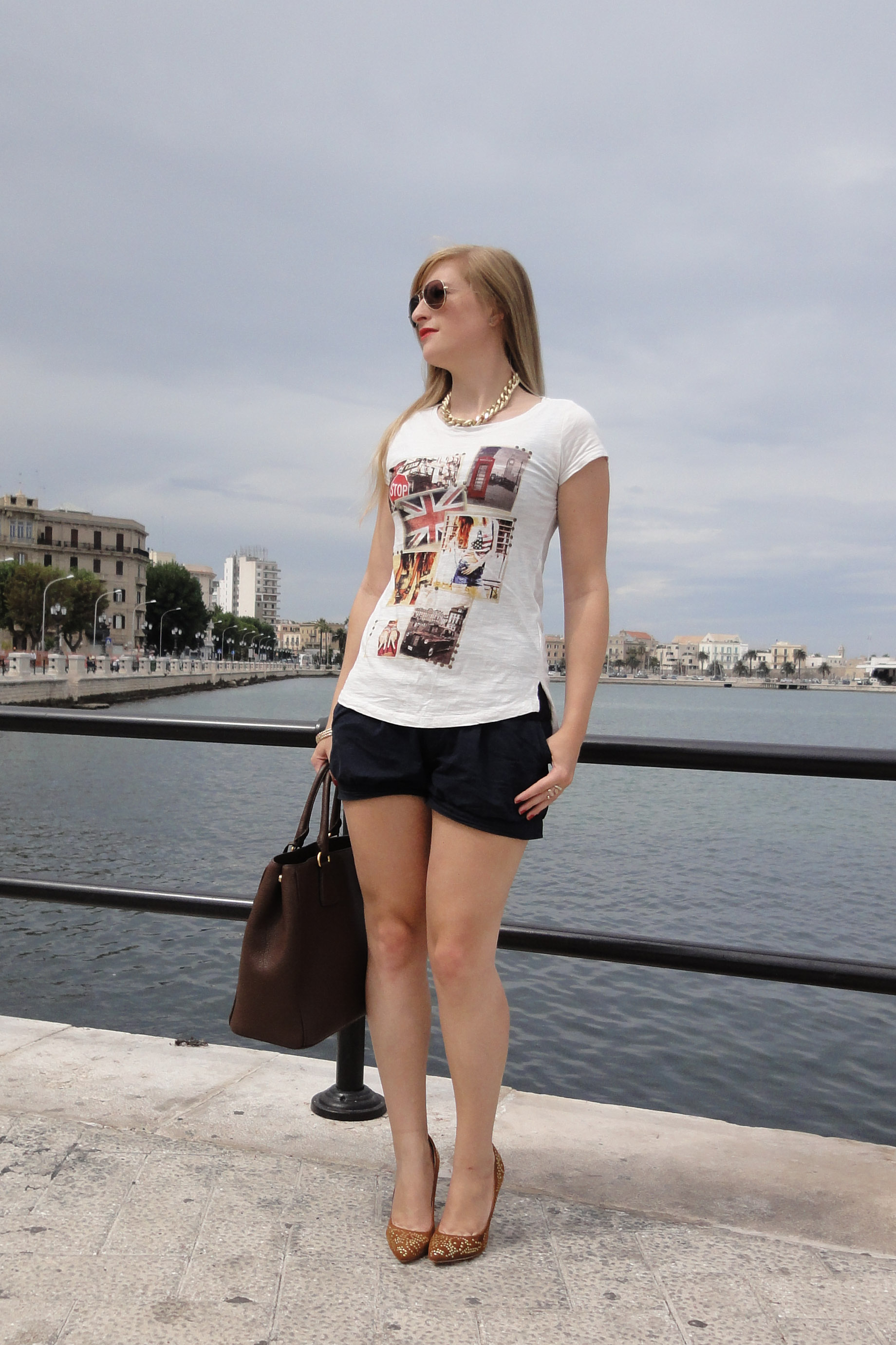 Casual Streetstyle Look printed Shirt Hotpants Heels Bari Italien braune Prada Tasche Modeblog