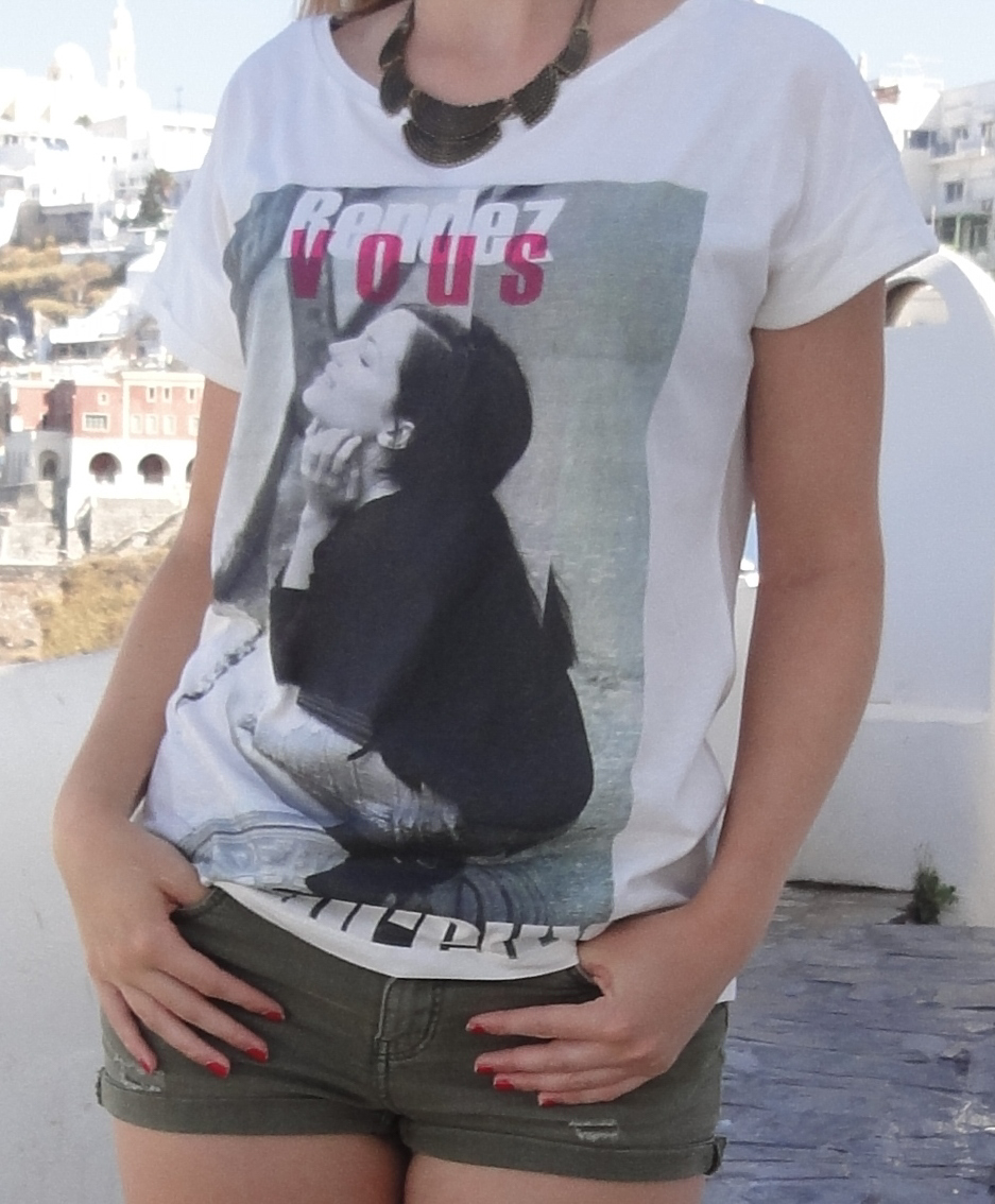 Casual Streetstyle used look hotpants Print Shirt Outfit Santorini Griechenland Fashionblog
