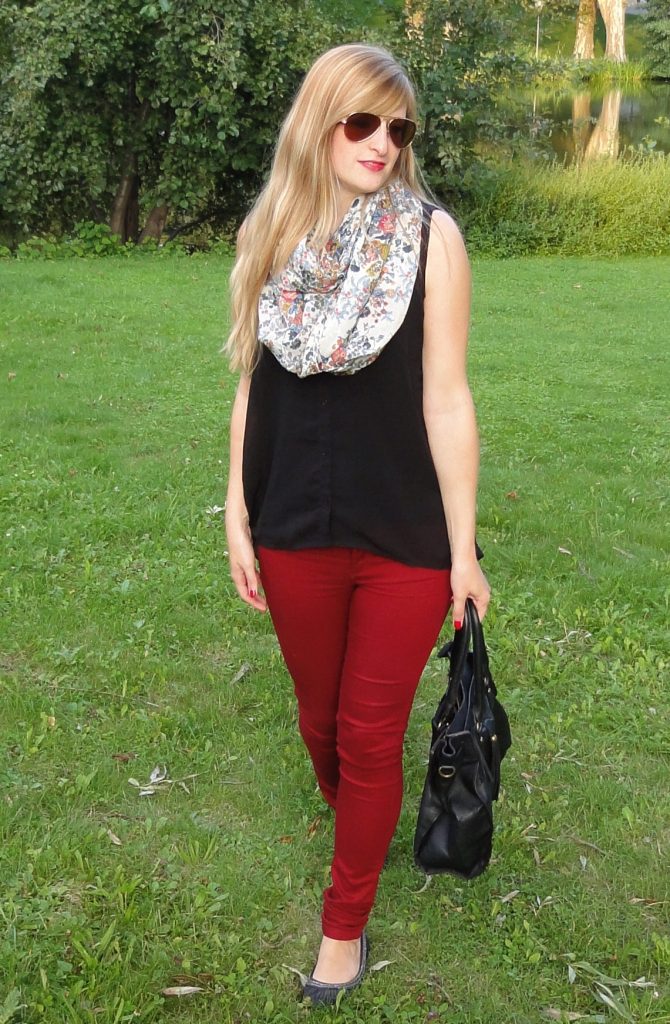 Rote Sommerhose kombinieren schwarze Bluse Outfit Schal Blumen Modeblog Stuttgart 1