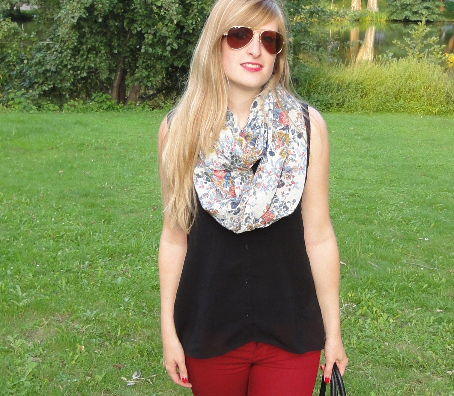Rote Sommerhose kombinieren schwarze Bluse Outfit Schal Blumen Modeblog Stuttgart 1