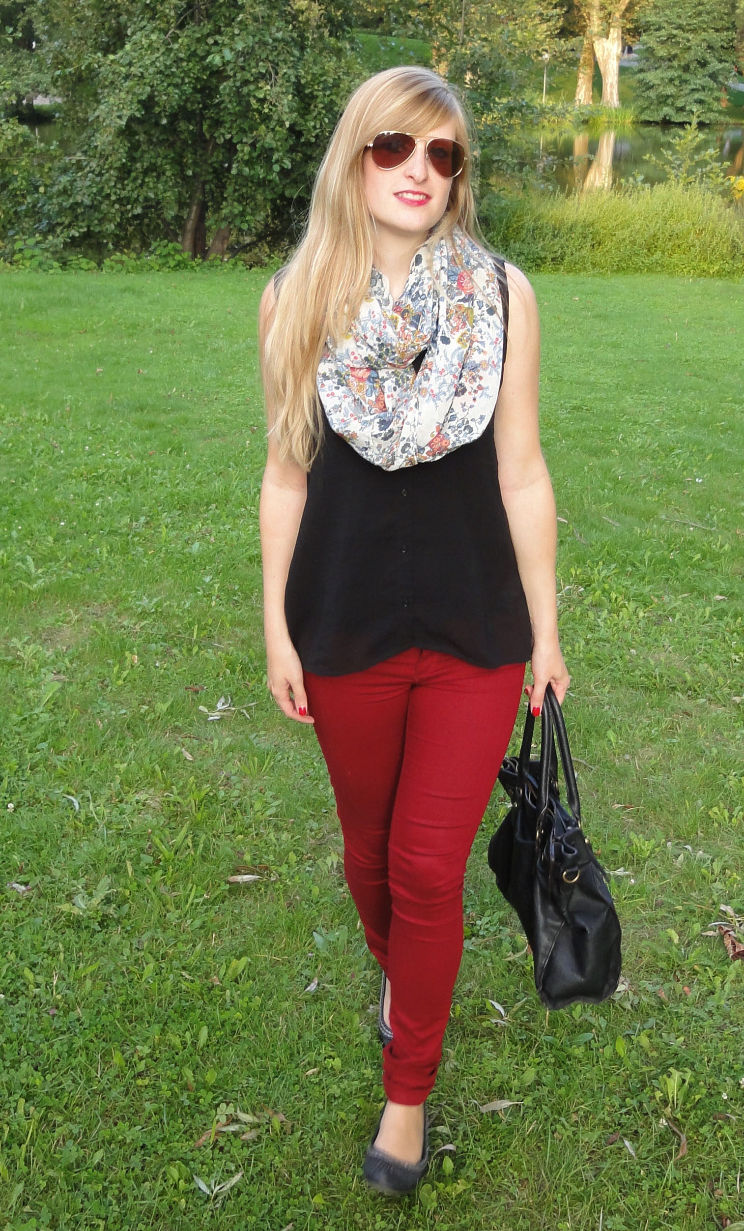 Rote Sommerhose kombinieren schwarze Bluse Outfit Schal Blumen Modeblog Stuttgart 1
