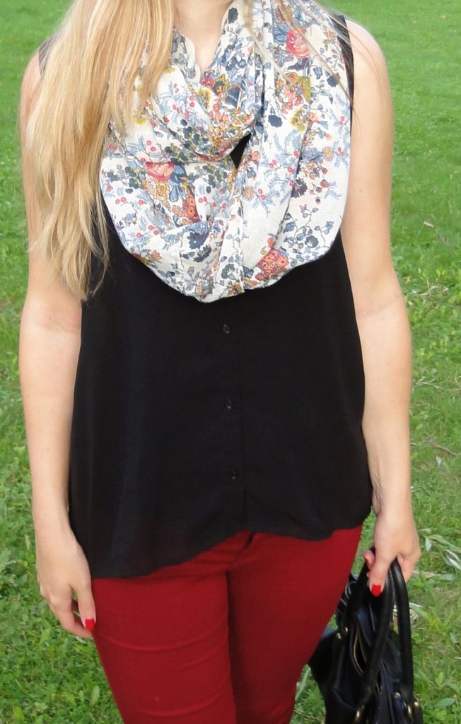 Rote Sommerhose kombinieren schwarze Bluse Outfit Schal Blumen Modeblog Stuttgart 1