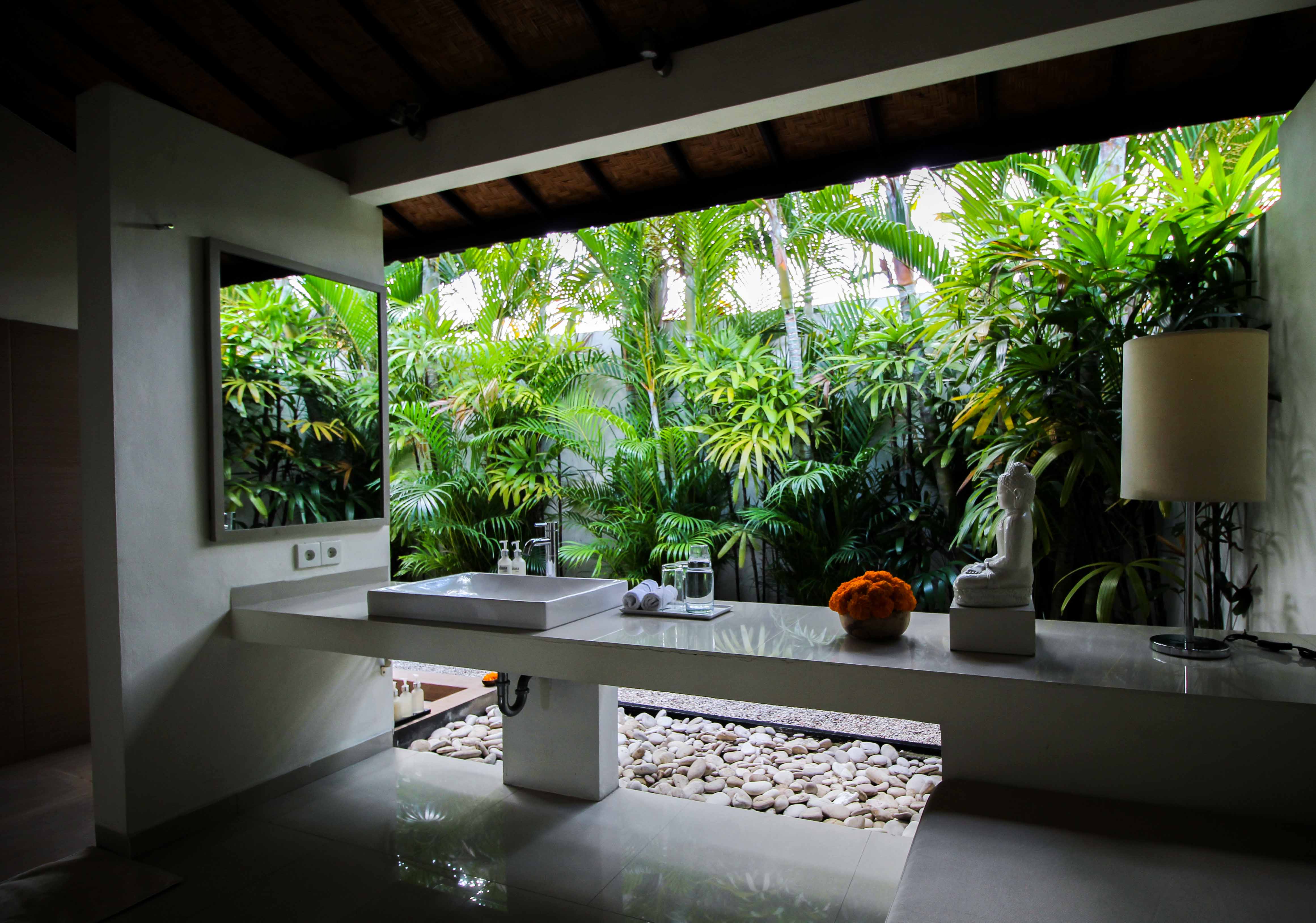 Sahana Villas Seminyak Poolvilla 3 Bedroom Seminyak Bali Luxusvilla mieten Badezimmer draußen offen Reiseblogger 2