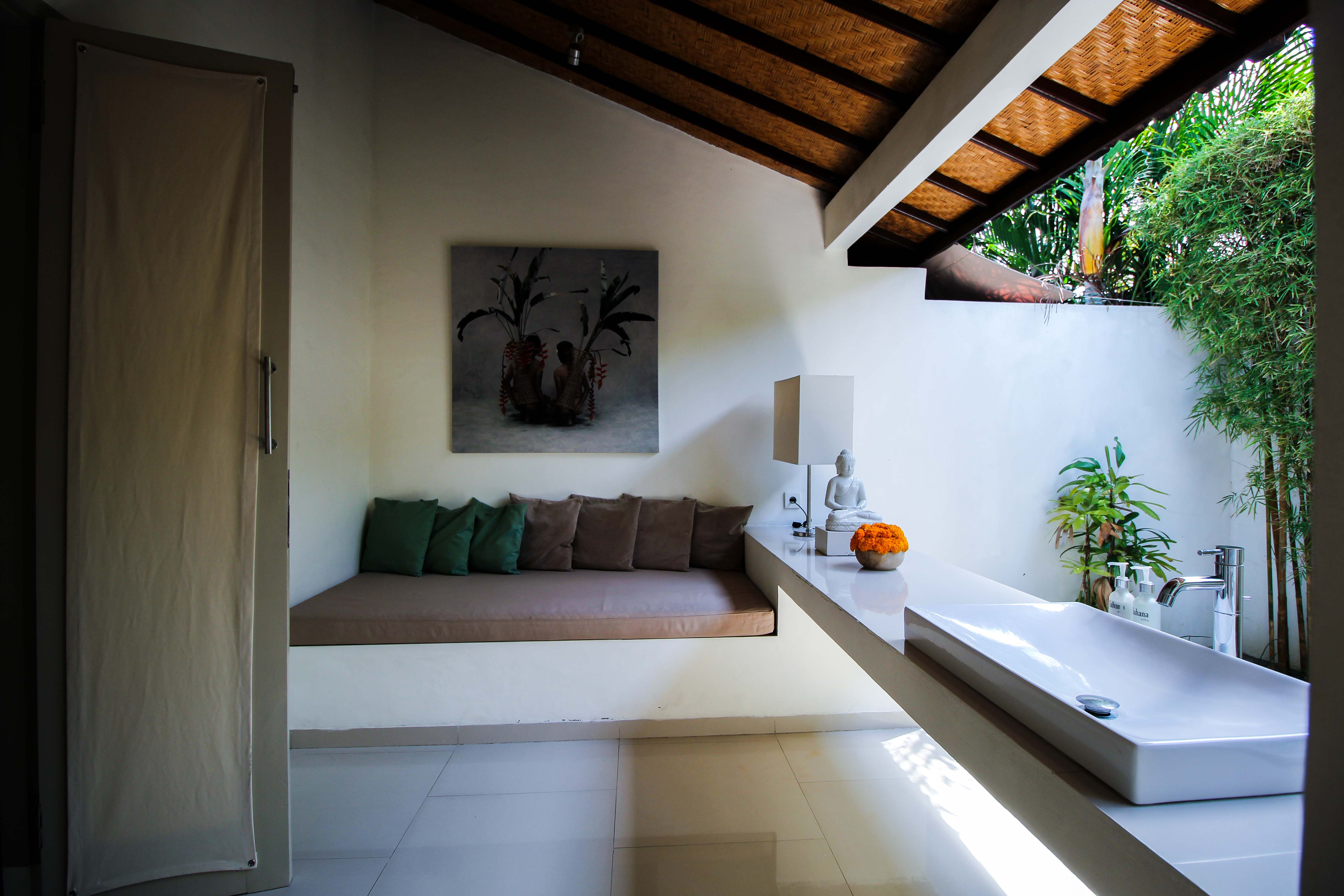 Sahana Villas Seminyak Poolvilla 3 Bedroom Seminyak Bali Luxusvilla mieten Badezimmer draußen offen Reiseblogger 3
