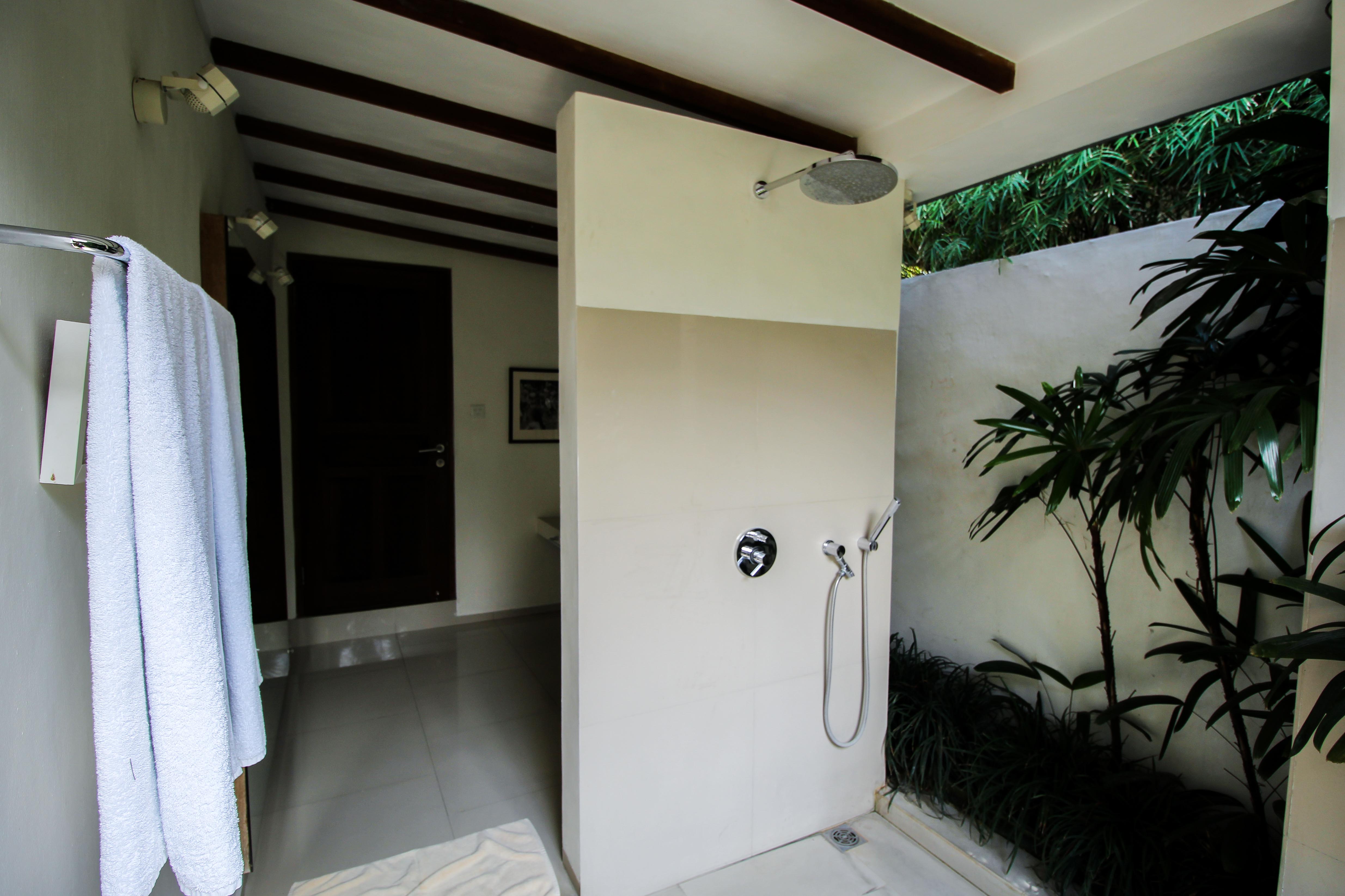 Sahana Villas Seminyak Poolvilla 3 Bedroom Seminyak Bali Luxusvilla mieten Badezimmer draußen offen Reiseblogger