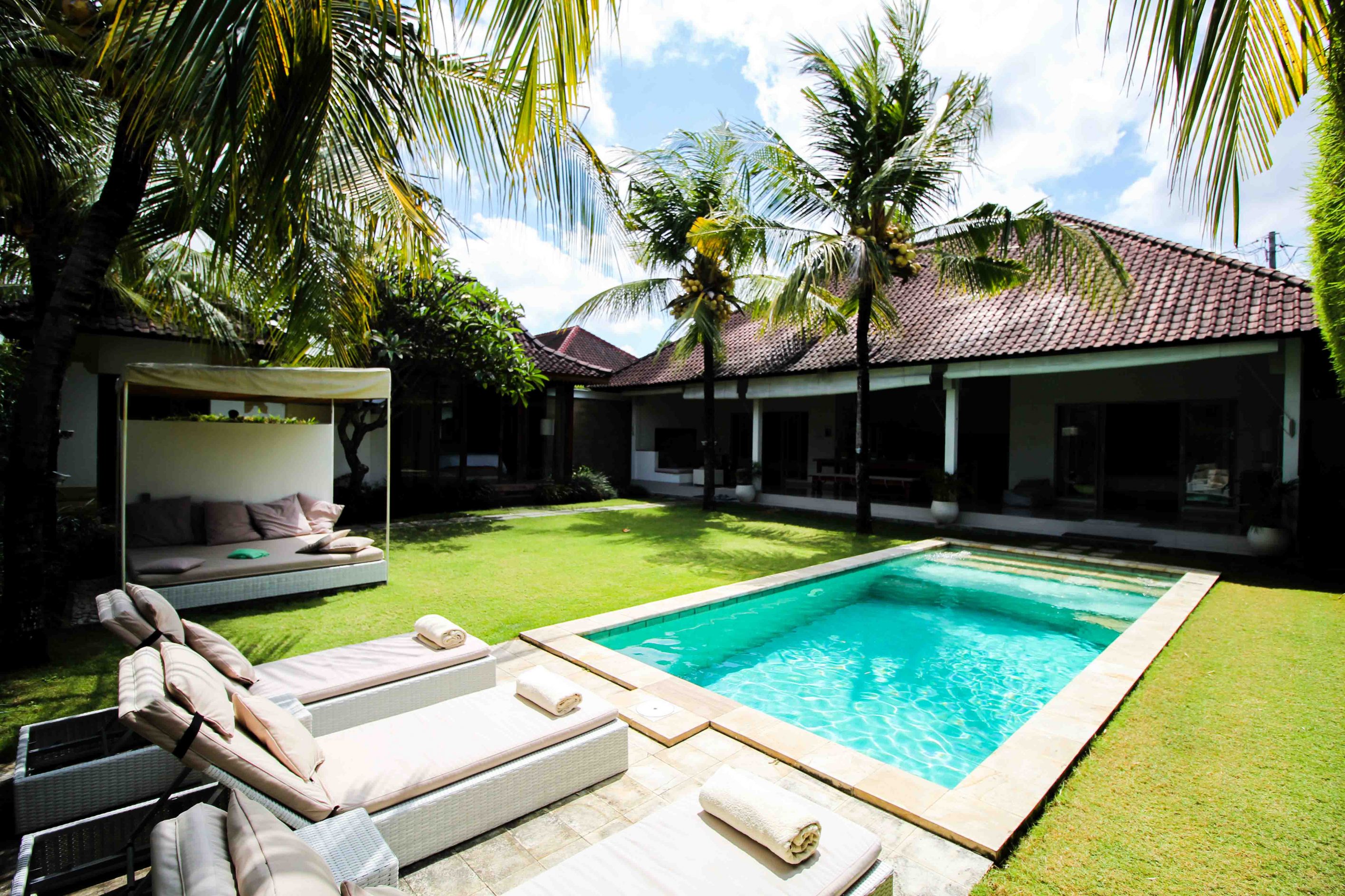 Sahana Villas Seminyak Poolvilla 3 Bedroom Seminyak Bali Luxusvilla mieten privater Pool Reiseblogger 2