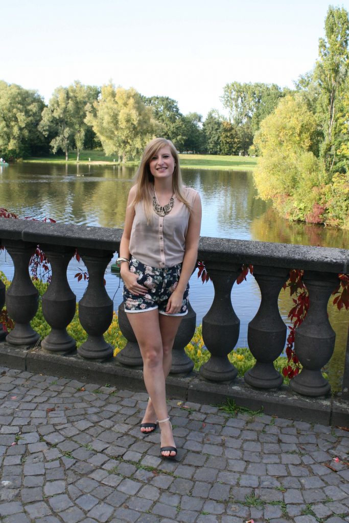 Silky Pink Blouse Rosa Bluse Statementkette Gold Blümchen Shorts ros Heels Rheinaue Bonn Modeblog Outfit 5