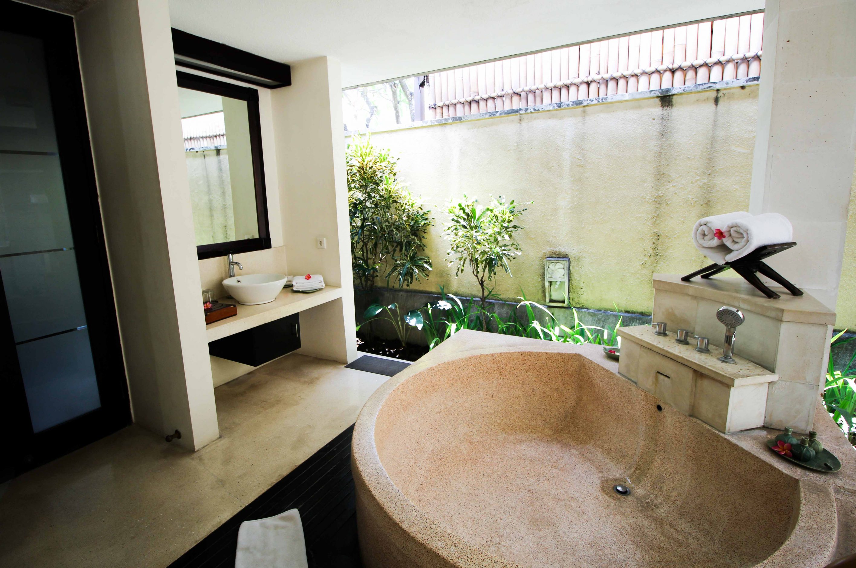 The Sanyas Suite Seminyak Bali private Pool Villa Bali offenes Badezimmer Whirlpool Badewanne 2