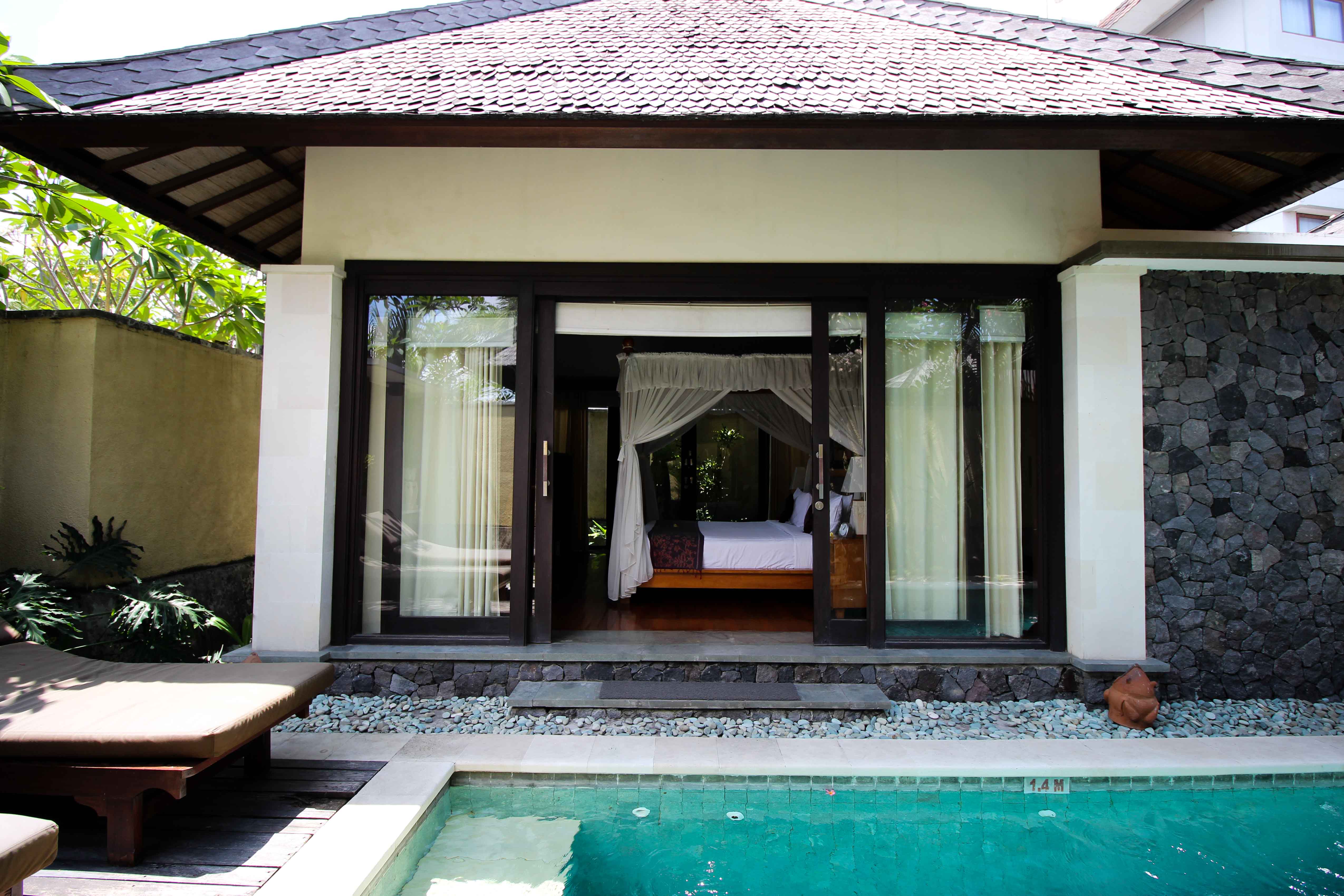 The Sanyas Suite Seminyak Bali private Pool Villa Bali offenes Schlafzimmer Poolvilla