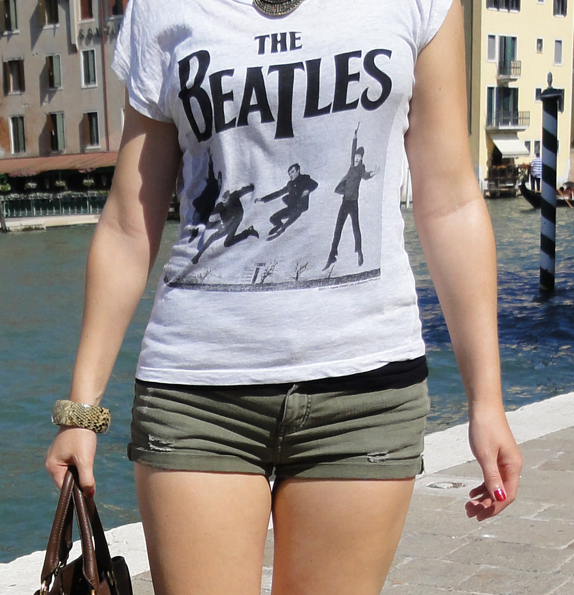 Venedig Streetstyle Outfit Modeblog Beatles Shirt Hotpants Heels Prada Tasche Braun