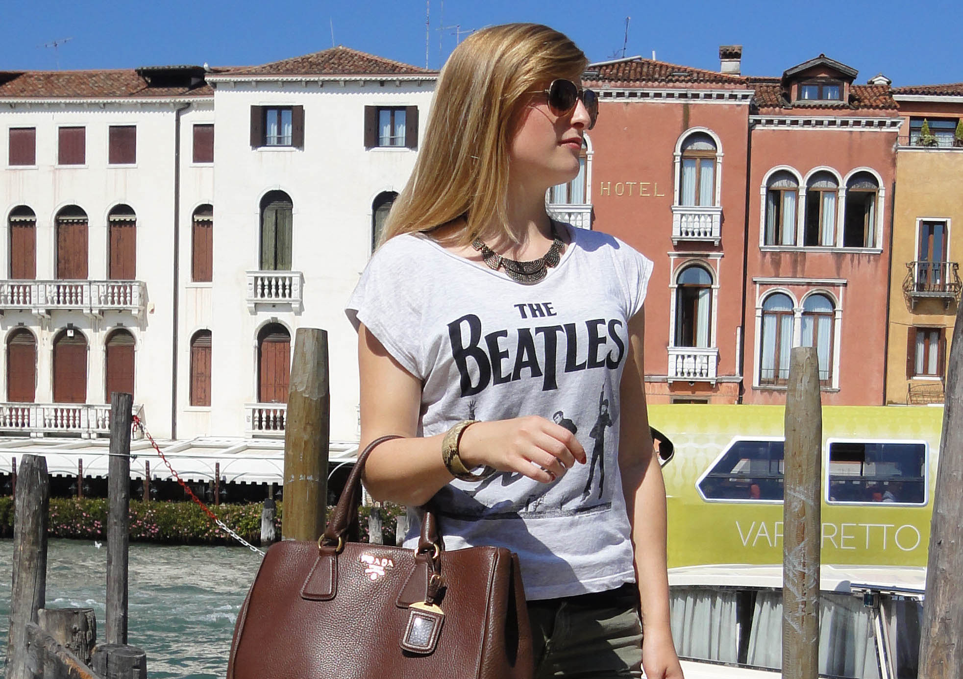 Venedig Streetstyle Outfit Modeblog Beatles Shirt Hotpants Heels Prada Tasche Braun t