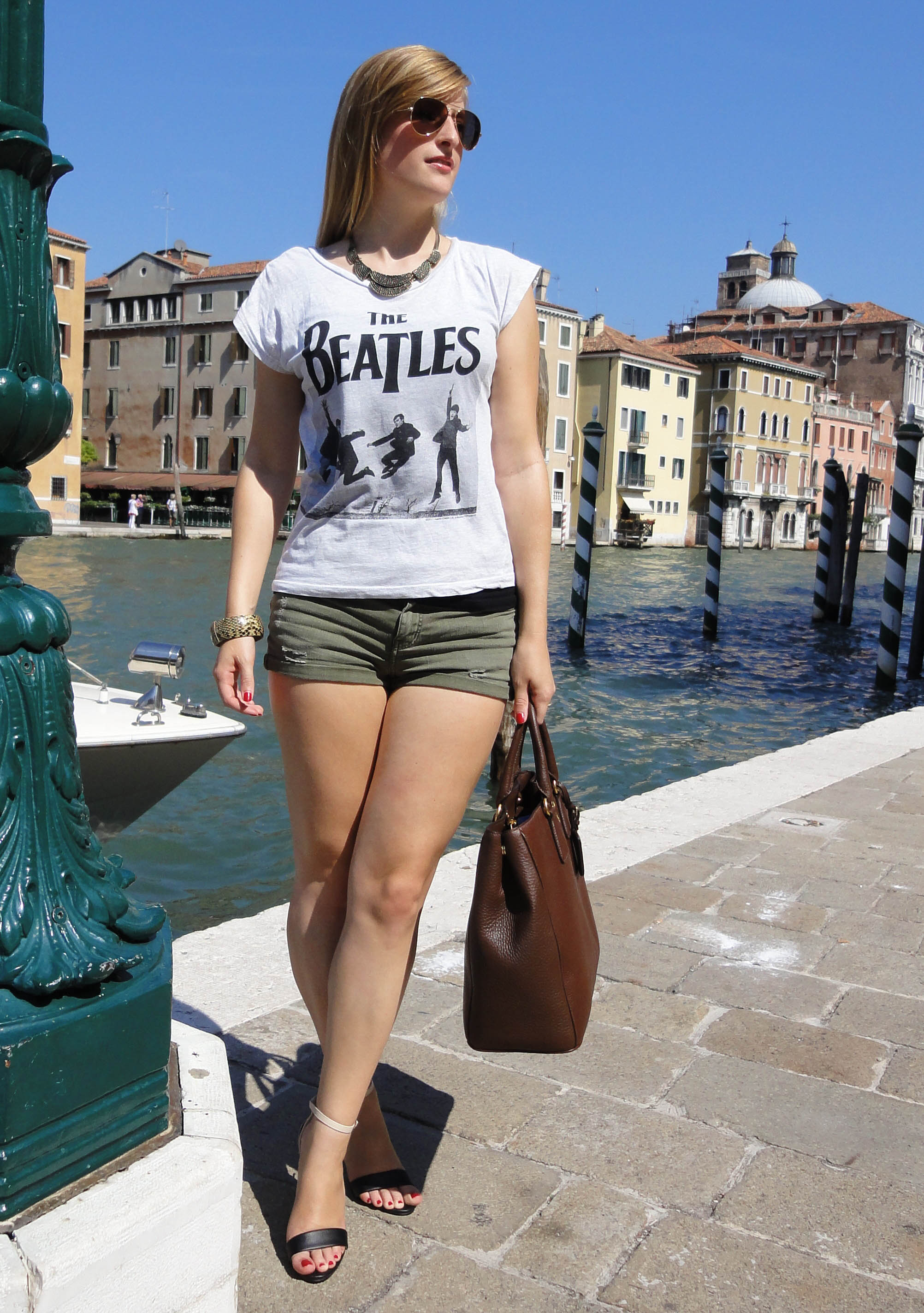 Venedig Streetstyle Outfit Modeblog Beatles Shirt Hotpants Heels Prada Tasche Braun