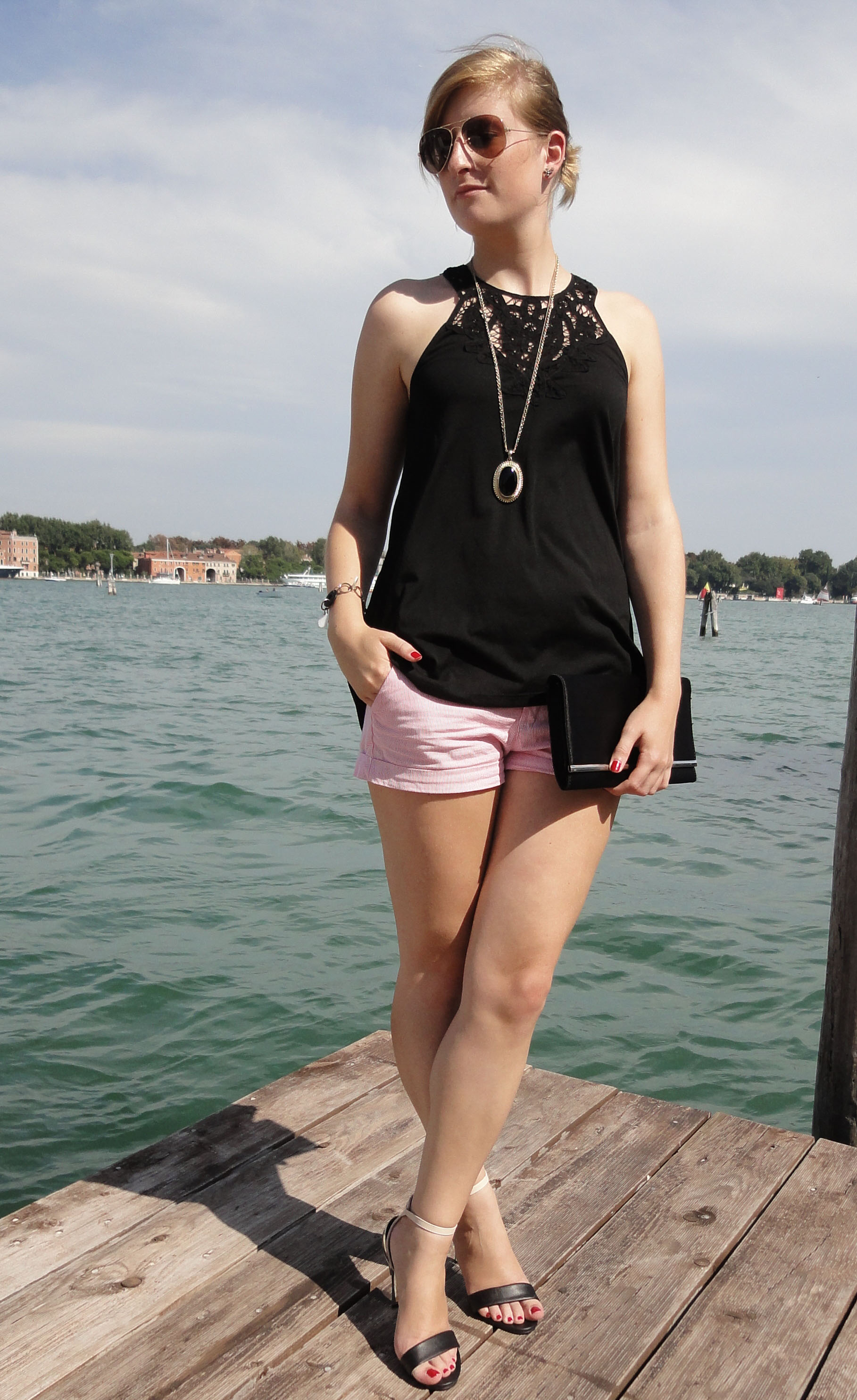 Venice seaside Venedig Sightseeing Outfit Sommeroutfit gestreifte Hotpants kombinieren Highheels Modeblog Italien 3