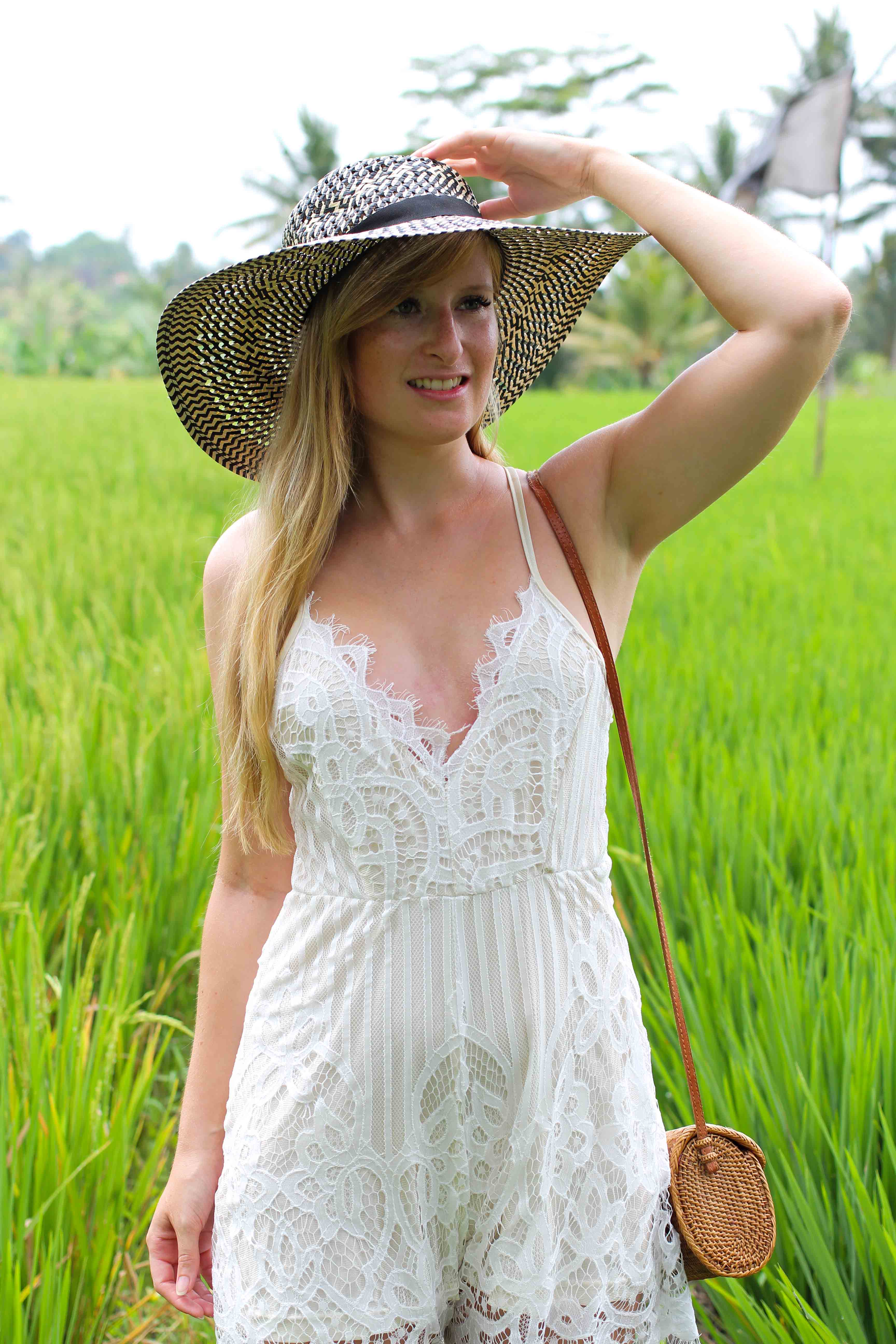Weißer Jumpsuit kombinieren Spitze strohhut Reisfeldern Ubud Sommeroutfit Bali Modeblog Outfit