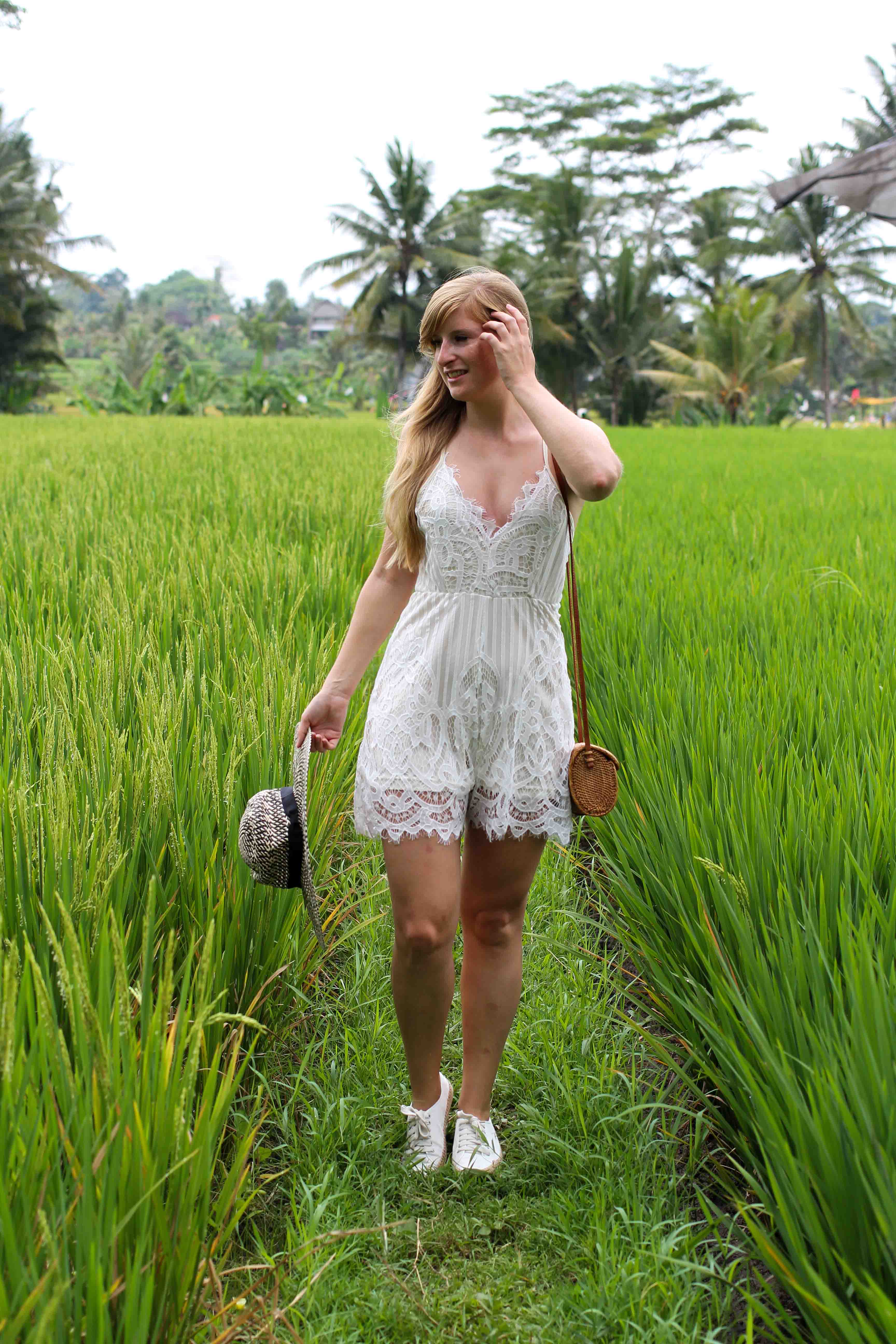Weißer Jumpsuit kombinieren Spitze strohhut Reisfeldern Ubud Sommeroutfit Bali Modeblog Sightseeing