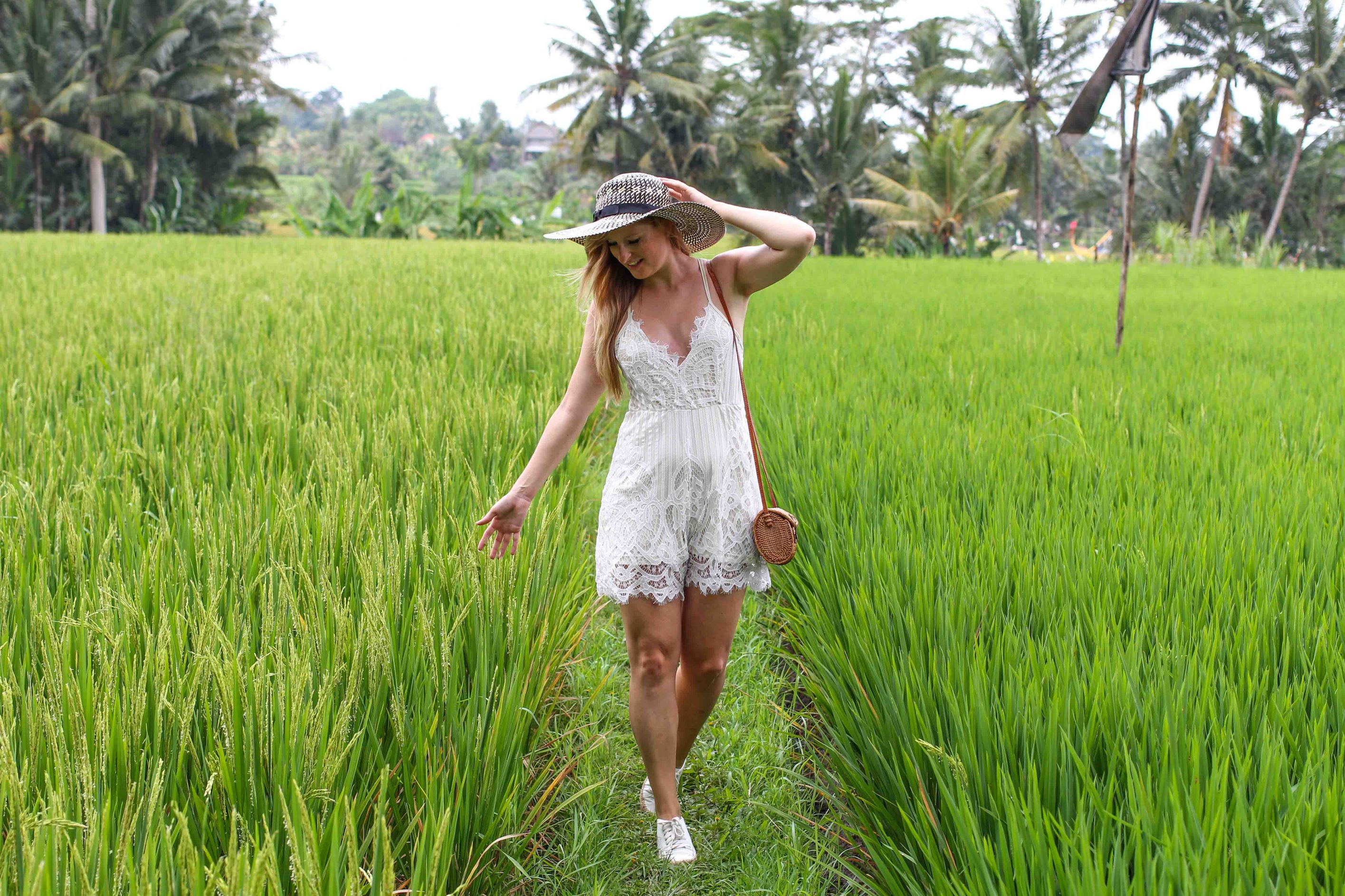 Weißer Jumpsuit kombinieren Spitze strohhut Reisfeldern Ubud Sommeroutfit Bali Modeblog