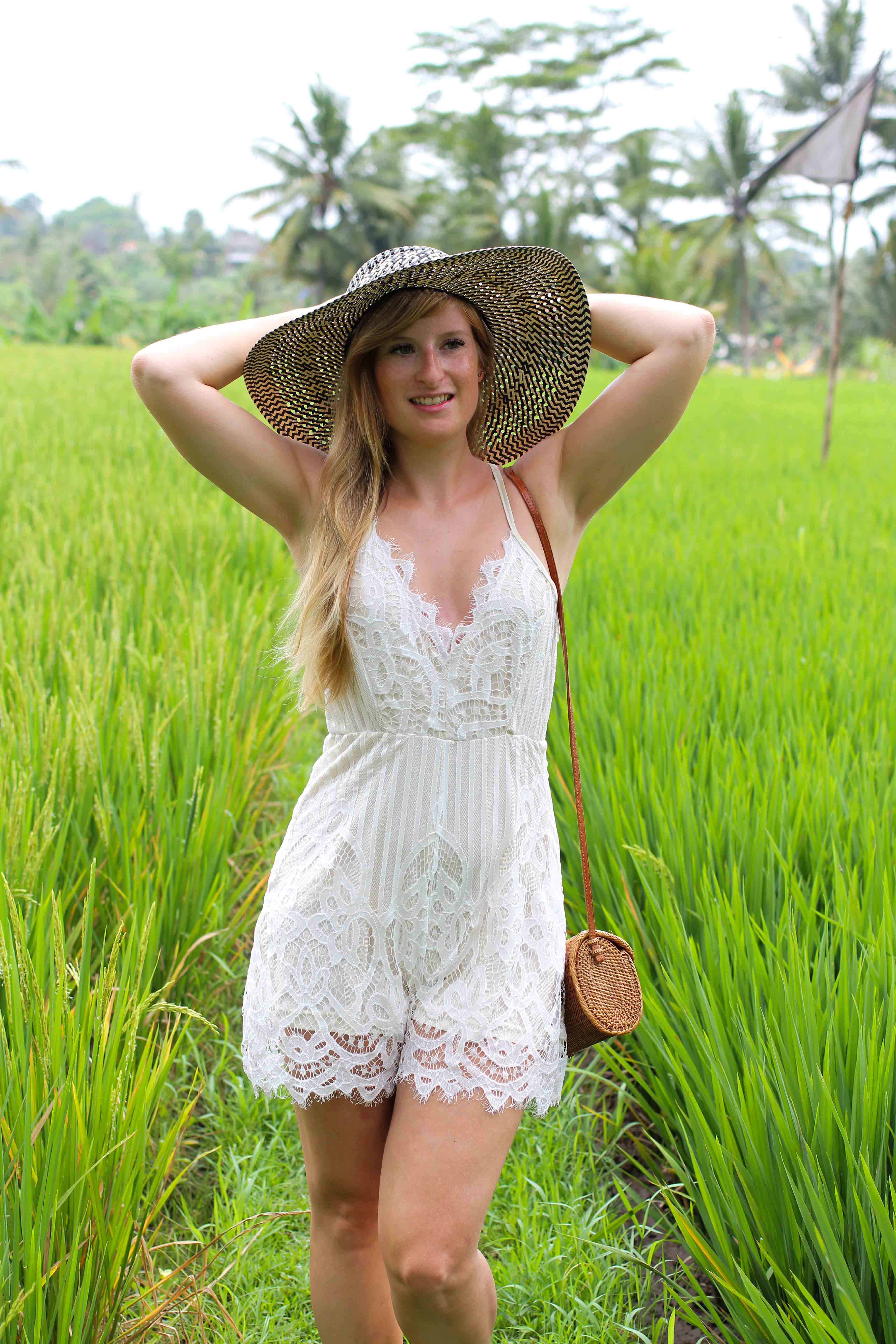 Weißer Jumpsuit kombinieren Spitze strohhut Reisfeldern Ubud Sommeroutfit Bali Modeblog Fashion