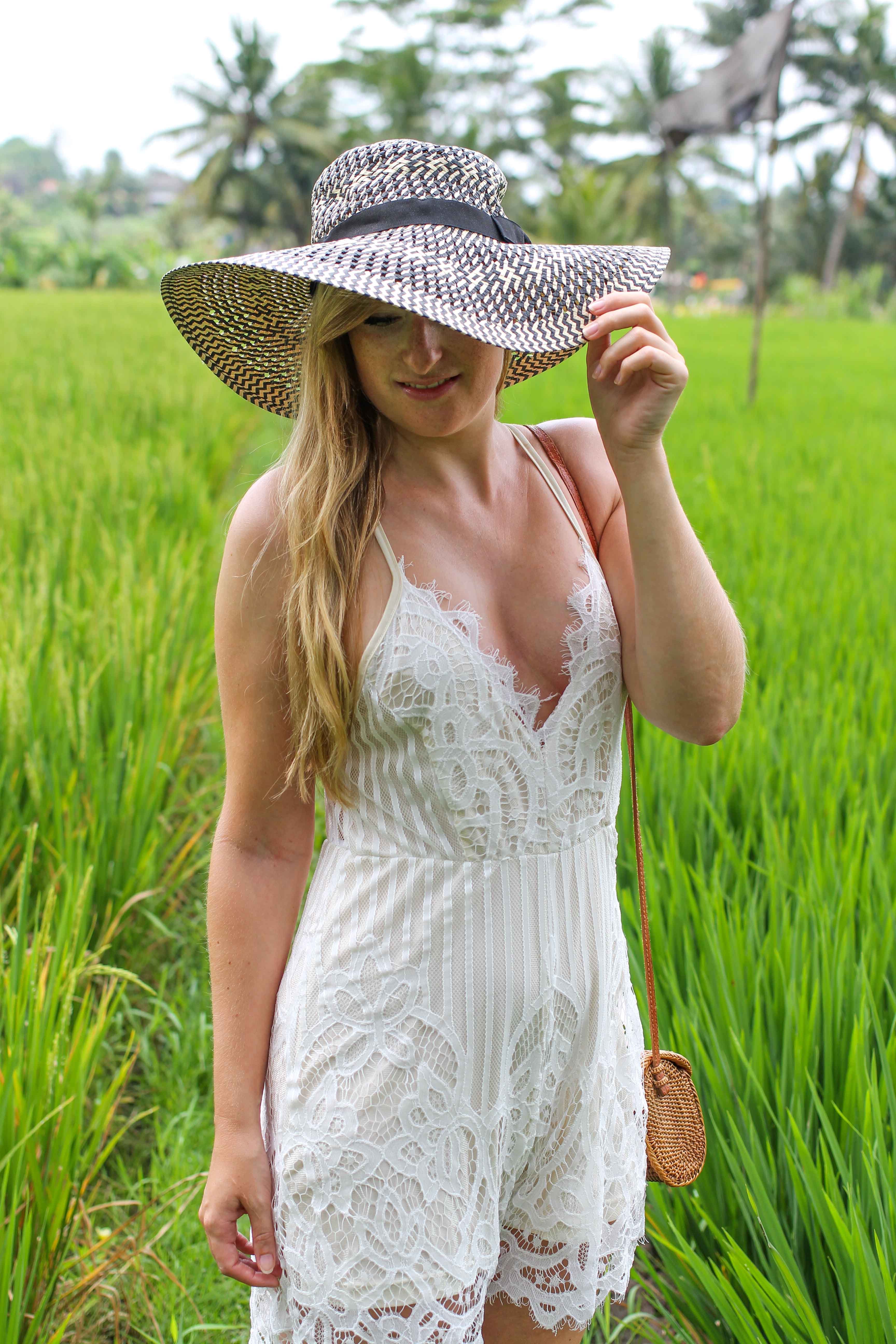 Weißer Jumpsuit kombinieren Spitze strohhut Reisfeldern Ubud Sommeroutfit Bali Modeblog 