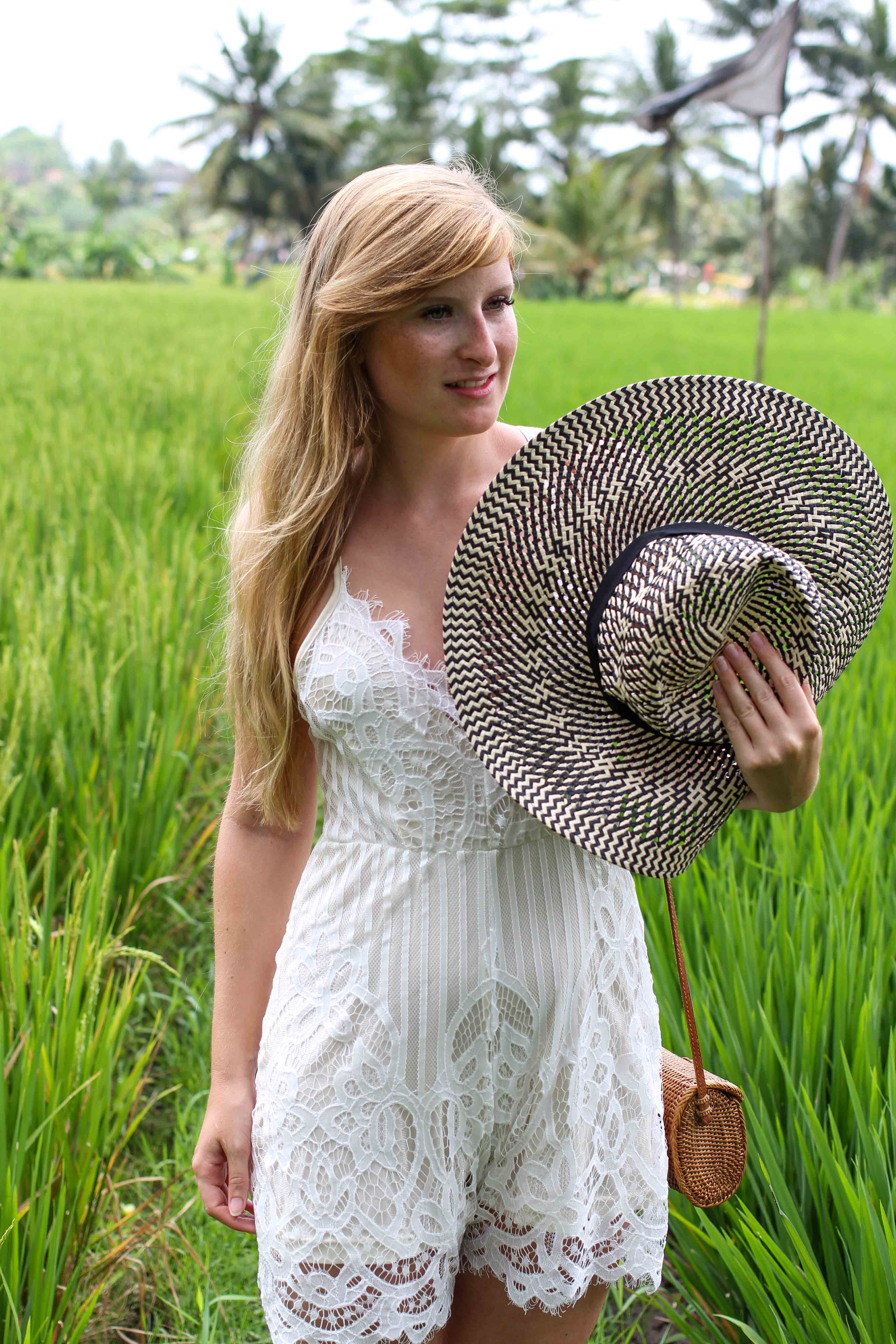 Weißer Jumpsuit kombinieren Spitze strohhut Reisfeldern Ubud Sommeroutfit Bali Modeblog 6