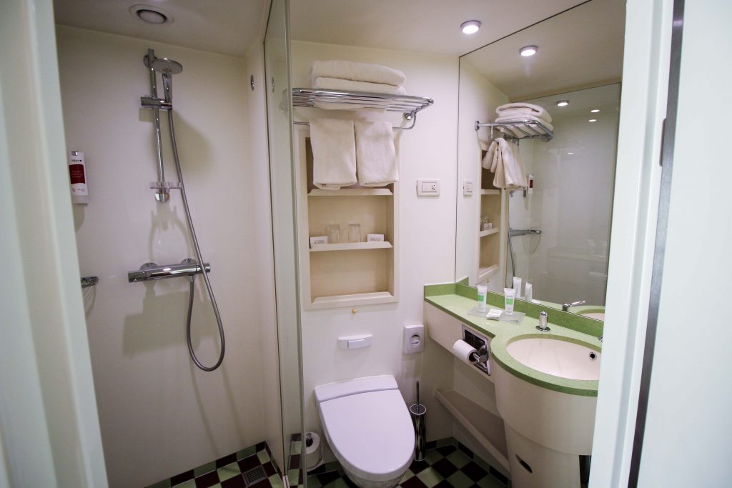 Außenkabine mit französischem Balkon Badezimmer Flusskreuzfahrt A-ROSA SILVA Kreuzfahrtschiff Flusskreuzfahrt Reiseblog