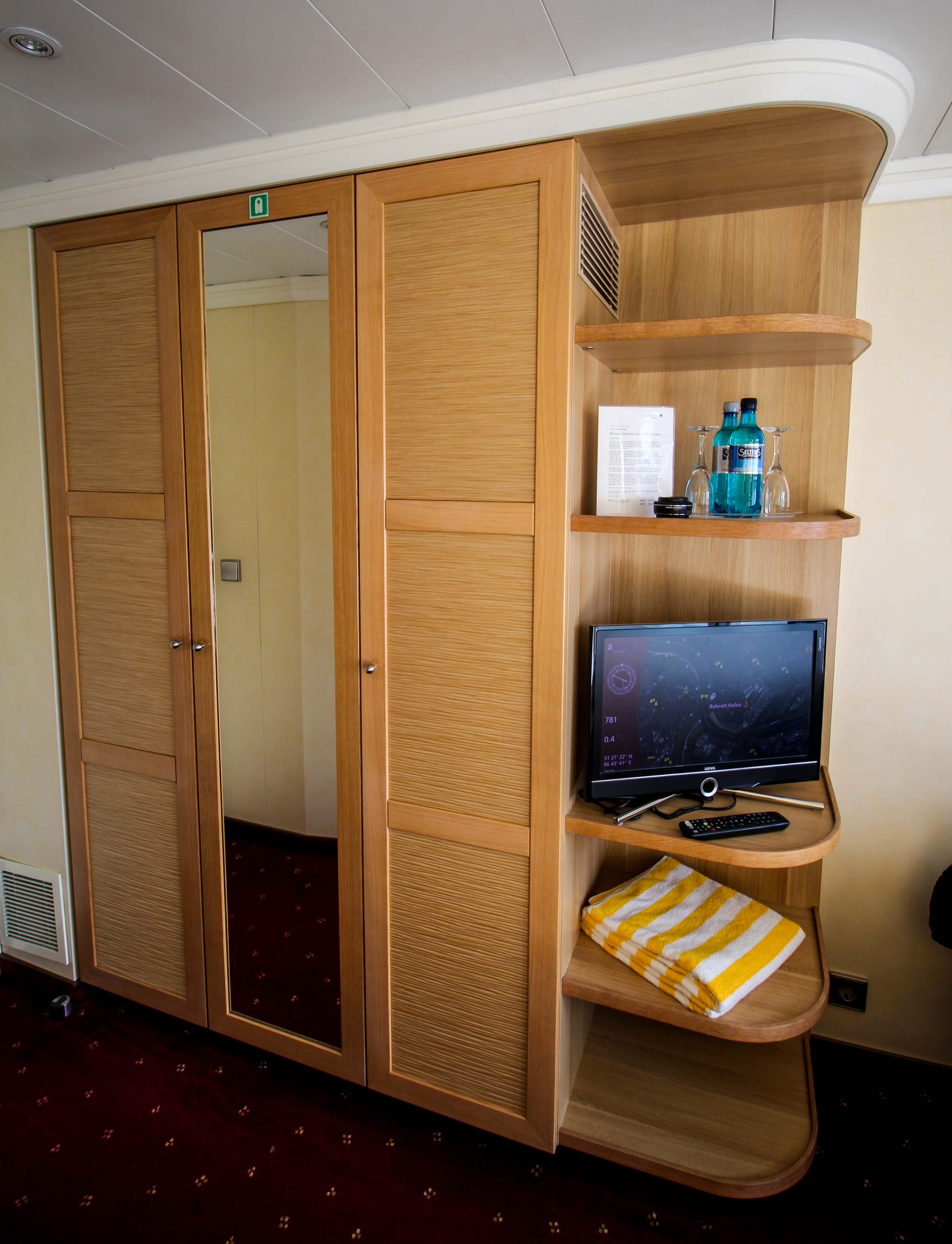 Außenkabine mit französischem Balkon Kleiderschrank Flusskreuzfahrt A-ROSA SILVA Kreuzfahrtschiff Flusskreuzfahrt Reiseblog