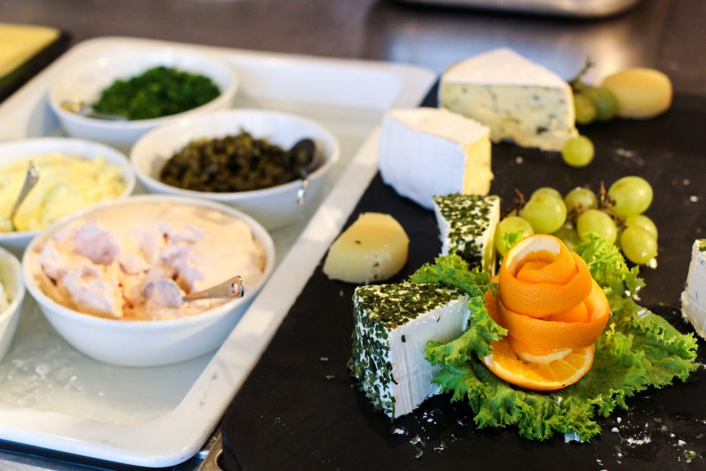Buffet Früchte Käseplatte Flusskreuzfahrt A-ROSA SILVA Kreuzfahrtschiff Rhein Erlebnis Kurs Amsterdam Erfahrung Flusskreuzfahrt Reiseblog