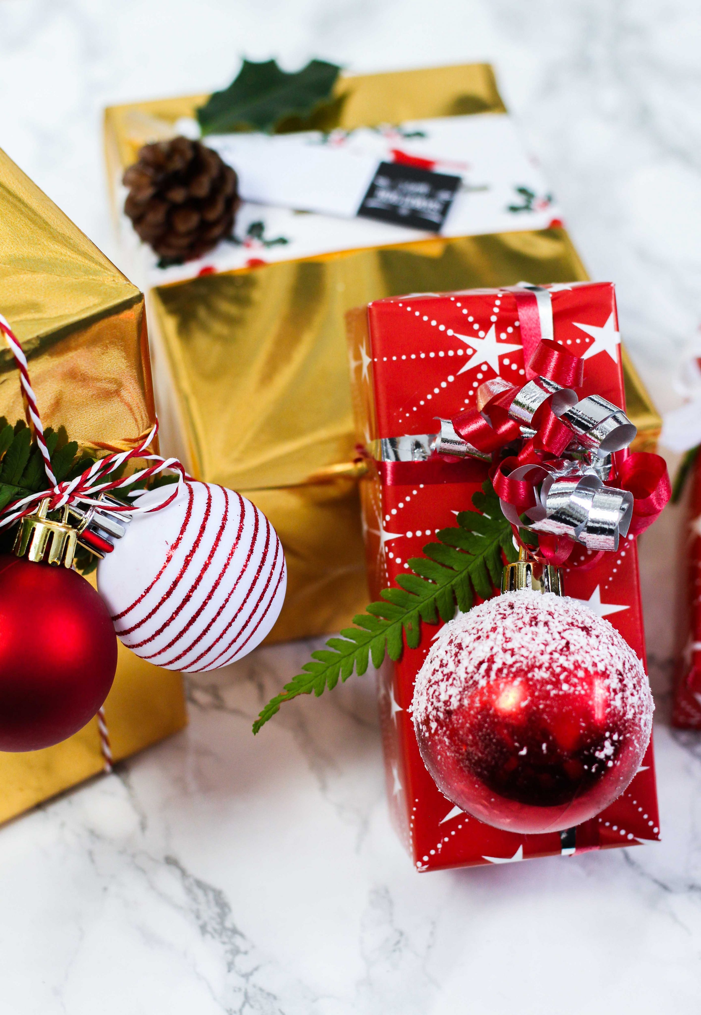 Geschenke kreativ einpacken Weihnachten Kreativer Christmas Gift Wrapping Guide Clas Ohlson Geschenkpapier Geschenk Ideen Dekoration DIY Weihnachtskugeln