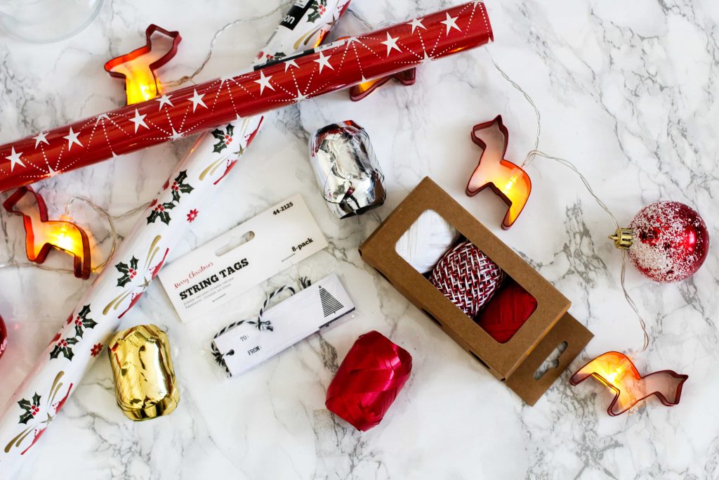 Geschenke kreativ einpacken Weihnachten Kreativer Christmas Gift Wrapping Guide Clas Ohlson Geschenkpapier Geschenkbänder Flatlayq