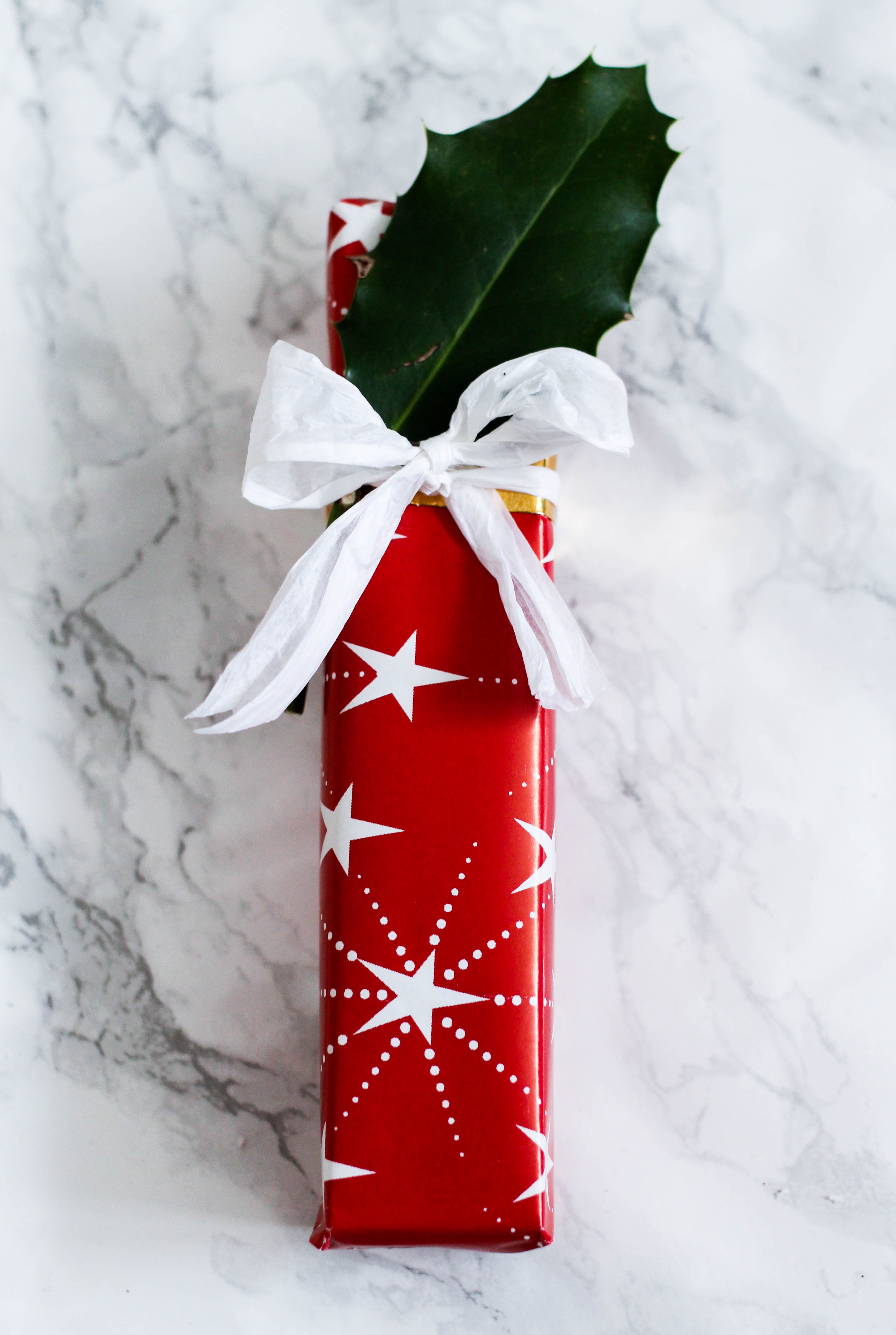 Geschenke kreativ einpacken Weihnachten Kreativer Christmas Gift Wrapping Guide Clas Ohlson Geschenkpapier rot schleife