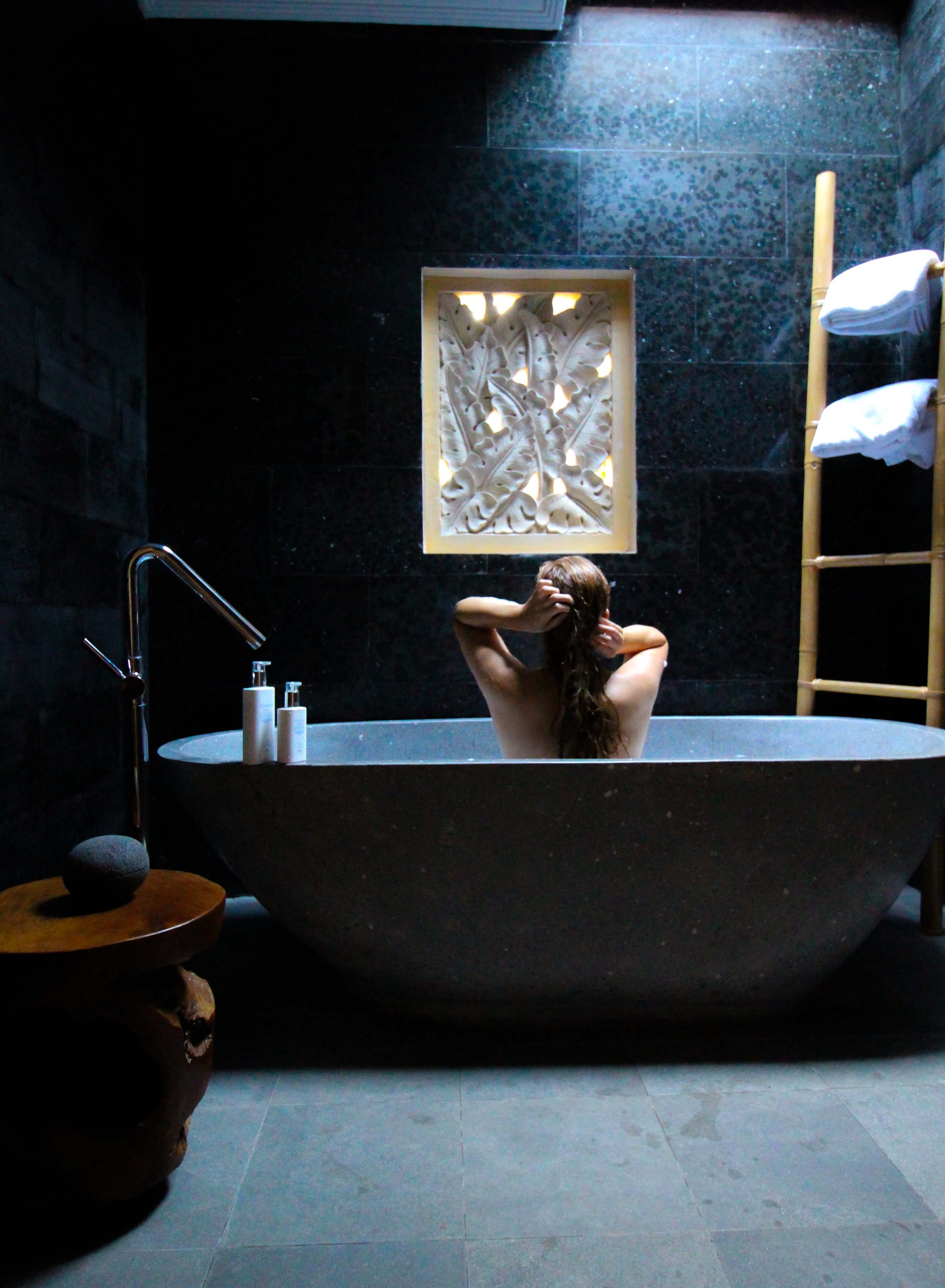 Haarpflege Halier Fortesse Shampoo Conditioner Test gesundes kräftiges Haar Beauty Blog Bali freistehende Badewanne